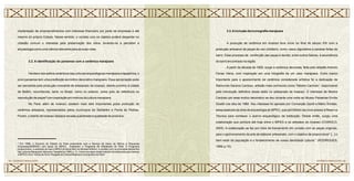 implantação de empreendimentos com interesse financeiro por parte de empresas e até
mesmo do próprio Estado. Nesse sentido, o contato com os objetos poderá despertar no
cidadão comum o interesse pela preservação dos sítios, levando-os a perceber a
arqueologia como uma ciência relevante para as suas vidas.
3.2. A identificação do paraense com a cerâmica marajoara
Herdeiro dos estilos cerâmicos das culturas arqueológicas marajoara e tapajônica, o
povo paraense tem uma predileção ao motivo decorativo marajoara. Essa apropriação pode
ser percebida pela produção crescente de artesanato de Icoaraci, distrito próximo à cidade
de Belém, reconhecido, tanto no Brasil, como no exterior, como polo de referência na
reprodução de peças² com inspiração em motivos da cultura marajoara.
No Pará, além de Icoaraci, existem mais dois importantes polos produção de
cerâmica artesanal, representados pelos municípios de Santarém e Ponta de Pedras.
Porém, o distrito de Icoaraci destaca-se pela quantidade e qualidade de produtos.
3.3.Ainclusão da iconografia marajoara
A produção de cerâmica em Icoaraci teve início no final do século XIX com a
produção artesanal de peças de uso cotidiano, como vasos alguidares e panelas feitas de
barro. Esse processo de confecção das peças é devido, entre outros fatores, à abundância
do barro encontrado na região.
A partir da década de 1950, surge a cerâmica decorada, feita pelo artesão Antonio
Farias Vieira, com inspiração em uma fotografia de um vaso marajoara. Outro marco
importante para o aparecimento da cerâmica considerada artística foi a dedicação de
Raimundo Saraiva Cardoso, artesão mais conhecido como “Mestre Cardoso”, responsável
pela introdução definitiva desse estilo no artesanato de Icoaraci. O interesse de Mestre
Cardoso por esse motivo decorativo se deu durante uma visita ao Museu Paraense Emílio
Goeldi nos idos de 1968. Seu interesse foi apoiado por Conceição Gentil e Mário Simões,
pesquisadores da área de arqueologia do MPEG, que permitiram seu livre acesso à Reserva
Técnica para conhecer o acervo arqueológico da instituição. Desde então, surgiu uma
colaboração que perdura até hoje entre o MPEG e os artesãos de Icoaraci (COIROLO,
2005). A colaboração se faz por meio de treinamento em contato com as peças originais,
para o aprimoramento da arte de elaborar artesanato, com o objetivo de proporcionar“ [...] o
bem estar da população e o fortalecimento de nossa identidade cultural.” (RODRIGUES,
1999, p.10).
² Em 1998, o Governo do Estado do Pará juntamente com o Serviço de Apoio as Micros e Pequenas
Empresas(SEBRAE) com apoio do MPEG instalaram o Programa de Artesanato do Pará. O Programa
proporcionou, a exemplo do que o MPEG já havia feito na década anterior, o contato com os principais elementos
das culturas Marajoara, Maracá e Tapajônica (1999, p. 7) . Como resultado desse trabalho foi elaborado pelo Sebrae
e MPEG o livro “AArte daTerra: Resgate da Cultura Material e Iconográfica do Pará”
CERÂMICA MARAJOARA • 26
25 • CERÂMICA MARAJOARA
 