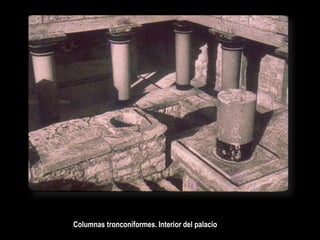 Columnas tronconiformes. Interior del palacio
 