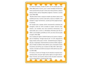 O IV Plano de Fomento, iniciado em 1974 e com fim previsto para 1979
(PINA 1988) justifica o turismo, como “o sector estratégico de desenvolvi-
mento socioeconómico do país” e tinha como metas aumentar o saldo da
balança turística, atenuar desequilíbrios regionais e fomentar o turismo
social. (PINA 1988)
Marcello Caetano altera a equipa de trabalho que Oliveira Salazar tinha
escolhido para levar o turismo a bom porto e passa-se a trabalhar “uma
atividade” no lugar “do fenómeno”, conceito que tinha vingado até àque-
le momento.
Sem soluções para a questão colonial crescentemente condenada pelo
estrangeiro, assiste em 1974 ao desabar do regime. Acrescem ainda,
durante o seu mandato, duas crises económicas internacionais, com
repercussões para o turismo: as dificuldades enfrentadas pela libra em
1968 e a crise energética, petrolífera em 1973, seis meses antes da queda
do regime. (PINA 1988).
Com a mudança do regime a 25/04/74 (abertura do caminho à implanta-
ção da III República), “Portugal muda de país”. Em 1977, desprovido do
espaço colonial, volta-se para o mundo, nomeadamente para a Organiza-
ção para a Cooperação e Desenvolvimento Económico (OCDE), Organiza-
ção do Tratado do Atlântico Norte (NATO) e para a Associação Europeia
de Comércio Livre (EFTA), que co-fundara em 1948, 1949 e 1960 respeti-
vamente. A entrada no Conselho da Europa em 1976 reafirma essa vonta-
de. (PINA 1988).
Em resumo, o turismo em Portugal, foi até à década de cinquenta essen-
cialmente elitista, vista pelo regime político vigente com alguma descon-
fiança. O turismo, que se queria cultural, termal, de saúde e repousante,
torna-se então balnear e massificado (Silva, 1998).

                                   31
 