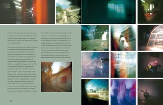extremamente particular e funciona como uma          do resultado inspirou a beleza da montagem: caixas
luminária, ou melhor, como um objeto de luz. O       pretas, simulacros do mecanismo fotográfico, onde
utilitário carrega vestígios, signos e se veste de   uma superfície se torna sensível pela luz. Pontos de
interpretações, modificando diretamente a relação    luz remodelando a imagem da realidade. Leds, fios,
entre usuário e objeto.                              transparências, formas iluminadas e somente uma
                                                     luz azul. Um ponto único de luz azul, como um jogo,
Quanto à execução técnica, as imagens iluminadas
                                                     mas do acaso. Essas preciosidades nos convidam
a que me refiro são fotografias realizadas com
                                                     à reflexão, provocada também pela disposição
a técnica pinhole. Em outros termos, são fotos
                                                     desses objetos de luz em meio ao burburinho do
feitas em caixinhas de fósforo perfuradas e com
                                                     Café, saltando na penumbra da cada ambiente,
um negativo no seu interior. Cada ‘aglomerada’
                                                     redesenhando a noite no morro, a noite na cidade.
montou sua caixinha e apontou para a sua
própria realidade. A precariedade da tecnologia
atende à necessidade de despojamento do olhar
e à condição de aprendiz. Os resultados são
gaiolas que surgem como cenários, gatos que
são personagens, vultos como paisagem, flores,
telhados, cores, manchas, pedaços de ruas, céu,
chão, fragmentos de casas, sombras. Cada parte
isolada é ao mesmo tempo pessoal e universal.
Os temas se aglomeram não por sentido ou
continuidade, mas por uma mesma origem, o
território em comum. Metáfora do morro, surgem
misturas de pessoas amontoadas, seus objetos,
suas marcas, seus barracos empilhados. A surpresa




    100                                                                                                     101
 