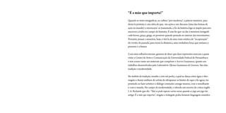 “É a mão que importa!”

Quando se tenta ressignificar, na cultura “pós-moderna”, a palavra memória para
deixá-la próxima à cara ideia de que, em ações e em discurso (uma das formas de
ação no mundo) a mnemosyne se transmuda, o fio da história logo se impõe para nos
inscrever a todos no campo do humano. É esse fio que vai dar à memória ressignifi-
cada leveza, graça, ginga, só possíveis quando pensada no interior dos movimentos.
Portanto, pensar a memória, hoje, é tirá-la de uma visão estática de “recuperação”
do vivido, do passado, para torná-la dinâmica, uma verdadeira força que instaura o
presente e o futuro.

Com estas reflexões iniciais, gostaria de dizer que duas expressões marcam a quem
visita o Centro de Artes e Comunicação da Universidade Federal de Pernambuco
e tem acesso tanto aos materiais que compõem o Acervo Guaianases, quanto aos
trabalhos desenvolvidos pelo Laboratório Oficina Guaianases de Gravura. São elas:
tradição e modernidade.

No âmbito da tradição, ressalto a arte em pedra, a qual na dança entre água e óleo
resgata o desejo sisifiano do artista de ultrapassar os limites do aqui e do agora, im-
primindo ao fazer artístico o diálogo constante consigo mesmo, com o semelhante
e com o mundo. No campo da modernidade, e relendo um excerto do crítico inglês
I. A. Richards que diz: “Não se pode esperar cartas novas quando se joga um jogo tão
antigo. É a mão que importa”, resgato o triângulo pedra-homem-linguagem reunidos
 