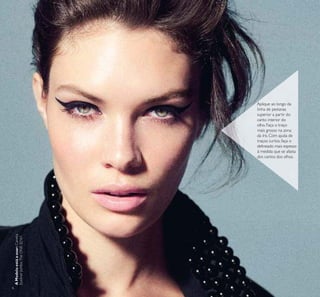 6
Aplique ao longo da
linha de pestanas
superior a partir do
canto interior do
olho. Faça o traço
mais grosso na zona
da íris. Com ajuda de
traços curtos, faça o
delineado mais espesso
à medida que se afasta
dos cantos dos olhos.
AModeloestáausar:Caneta
EyelinerJumboTheONE32161.
 