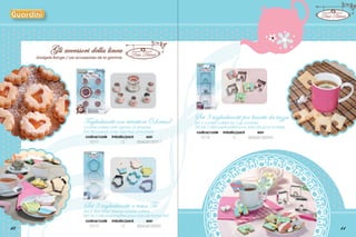 Gli accessori della linea

Gadgets Range / Les accessoires de la gamme

Tagliabiscotti con estrattore(5 forme)

Cookie cutters with ejector (5 shapes)
Set découpoir avec éjecteur (5 formes)
	codice/code	 imballo/pack	
ean
		 15717	
12	
8006043 000917	

Set 3 tagliabiscotti per biscotti da tazza
Set 3 cookie cutters for cup cookies
Set de 3 découpe-pâtes pour biscuits pour la tasse
	codice/code	 imballo/pack	
ean
		 15718	
12	
8006043 000924	

Set 3 tagliabiscotti a tema Tè

10

Set 3 “Tea Time” theme cookie cutters
Set de 3 découpe-pâtes pour biscuits forme Thé
	codice/code	 imballo/pack	
ean
		 15719	
12	
8006043 000931	

11

 