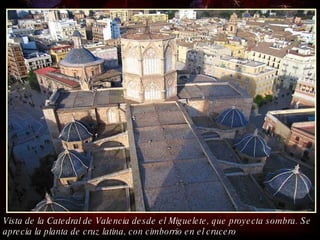 Vista de la Catedral de Valencia desde el Miguelete, que proyecta sombra. Se aprecia la planta de cruz latina, con cimborrio en el crucero  