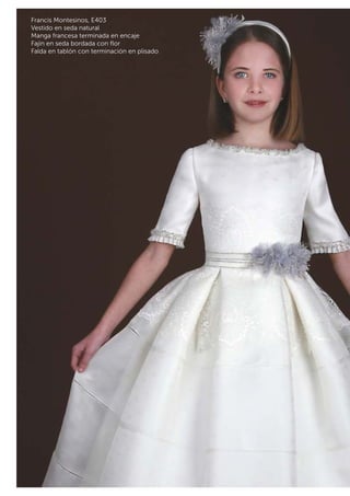 Francis Montesinos, E403 
Vestido en seda natural 
Manga francesa terminada en encaje 
Fajín en seda bordada con flor 
Falda en tablón con terminación en plisado 
 