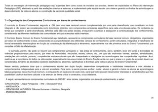 20
Todas as estratégias de intervenção pedagógica aqui sugeridas bem como outras de iniciativa das escolas, devem ser explicitadas no Plano de Intervenção
Pedagógica (PIP), elaborado a partir das avaliações internas e externas, e implementado pela equipe escolar com vistas a garantir os direitos de aprendizagem e
desenvolvimento de todos os alunos e a construção da escola de qualidade social.
7 – Organização dos Componentes Curriculares por áreas de conhecimento
O currículo do Ensino Fundamental, segundo a LDB, tem uma base nacional comum complementada por uma parte diversificada, que constituem um todo
integrado e não podem ser consideradas como dois blocos distintos, com componentes curriculares específicos para cada uma dessas partes. Os conteúdos ou
temas que compõem a parte diversificada, definidos pela SEE e/ou pelas escolas, enriquecem o currículo e asseguram a contextualização dos conhecimentos,
considerando as diferentes realidades das comunidades em que as escolas estão inseridas.
O Currículo Básico Comum do Ensino Fundamental aqui detalhado, apresenta os componentes curriculares da base nacional comum, obrigatórios, organizados
por áreas de conhecimento e eixos, preservando-se as especificidades dos diferentes campos do conhecimento, porém articulados, integrados e trabalhados de
forma transversal e interdisciplinar em função da consolidação da alfabetização e letramento, especialmente nos três primeiros anos do Ensino Fundamental, que
compões o Ciclo da Alfabetização.
O currículo, porém, não pode se resumir aos componentes curriculares e das áreas de conhecimento. Deve, também, levar em conta a diversidade de
vivências proporcionadas pela escola, por meio de festividades, excursões, recreio, rotinas, etc., em que são motivados valores, atitudes, sensibilidades,
orientações de conduta, portanto, competências socioemocionais que são inseparáveis e interligadas às aprendizagens das competências cognitivas. Aqui,
reafirma-se a importância do lúdico na vida escolar, especialmente nos anos iniciais do Ensino Fundamental, em que o prazer e o gosto de aprender devem ser
considerados, tornando as atividades escolares desafiadoras, atraentes, significativas e divertidas para todos os alunos do Ensino Fundamental.
Nesse sentido, podemos dizer que o conhecimento escolar tem dupla função: desenvolver competências e habilidades intelectuais e criar atitudes e
comportamentos indispensáveis para a vida em sociedade. Para tanto, a escola precisa acolher, cuidar, educar e garantir a todos os alunos as aprendizagens
básicas propostas nesse Currículo Comum, e enriquecê-lo em cada ano de cada ciclo, para que todos possam desenvolver interesses e sensibilidades que lhes
possibilitam usufruir dos bens culturais e de exercer, de forma crítica e construtiva, a sua cidadania.
A seguir, apresentamos os componentes curriculares do CBC/EF, anos iniciais, organizados por áreas de conhecimento, a saber:
-LINGUAGENS: Língua Portuguesa - Arte – Educação Física
- MATEMÁTICA
- CIÊNCIAS DA NATUREZA: Ciências Humanas – História – Geografia
- ENSINO RELIGIOSO
 