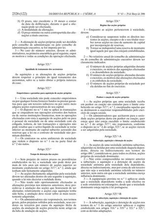 2328-(122) DIÁRIO DA REPÚBLICA — I SÉRIE-A N.o
63 — 29 de Março de 2006
b) O prazo, não excedente a 18 meses a contar
da data da deliberação, durante o qual a alie-
nação pode ser efectuada;
c) A modalidade da alienação;
d) O preço mínimo ou outra contrapartida das alie-
nações a título oneroso.
2 — A alienação de acções próprias pode ser decidida
pelo conselho de administração ou pelo conselho de
administração executivo, se for imposta por lei.
3 — No caso do número anterior, devem os admi-
nistradores, na primeira assembleia geral seguinte, expor
os motivos e todas as condições da operação efectuada.
Artigo 321.o
Igualdade de tratamento dos accionistas
As aquisições e as alienações de acções próprias
devem respeitar o princípio do igual tratamento dos
accionistas, salvo se a tanto obstar a própria natureza
do caso.
Artigo 322.o
Empréstimos e garantias para aquisição de acções próprias
1 — Uma sociedade não pode conceder empréstimos
ou por qualquer forma fornecer fundos ou prestar garan-
tias para que um terceiro subscreva ou por outro meio
adquira acções representativas do seu capital.
2 — O disposto no n.o
1 não se aplica às transacções
que se enquadrem nas operações correntes dos bancos
ou de outras instituições financeiras, nem às operações
efectuadas com vista à aquisição de acções pelo ou para
o pessoal da sociedade ou de uma sociedade com ela
coligada; todavia, de tais transacções e operações não
pode resultar que o activo líquido da sociedade se torne
inferior ao montante do capital subscrito acrescido das
reservas que a lei ou o contrato de sociedade não per-
mitam distribuir.
3 — Os contratos ou actos unilaterais da sociedade
que violem o disposto no n.o
1 ou na parte final do
n.o
2 são nulos.
Artigo 323.o
Tempo de detenção das acções
1 — Sem prejuízo de outros prazos ou providências
estabelecidos na lei, a sociedade não pode deter por
mais de três anos um número de acções superior ao
montante estabelecido no artigo 317.o
, n.o
2, ainda que
tenham sido licitamente adquiridas.
2 — As acções ilicitamente adquiridas pela sociedade
devem ser alienadas dentro do ano seguinte à aquisição,
quando a lei não decretar a nulidade desta.
3 — Não tendo sido oportunamente efectuadas as
alienações previstas nos números anteriores, deve pro-
ceder-se à anulação das acções que houvessem de ser
alienadas; relativamente a acções cuja aquisição tenha
sido lícita, a anulação deve recair sobre as mais recen-
temente adquiridas.
4 — Os administradores são responsáveis, nos termos
gerais, pelos prejuízos sofridos pela sociedade, seus cre-
dores ou terceiros por causa da aquisição ilícita de
acções, da anulação de acções prescrita neste artigo ou
da falta de anulação de acções.
Artigo 324.o
Regime das acções próprias
1 — Enquanto as acções pertencerem à sociedade,
devem:
a) Considerar-se suspensos todos os direitos ine-
rentes às acções, excepto o de o seu titular rece-
ber novas acções no caso de aumento de capital
por incorporação de reservas;
b) Tornar-se indisponível uma reserva de montante
igual àquele por que elas estejam contabilizadas.
2 — No relatório anual do conselho de administração
ou do conselho de administração executivo devem ser
claramente indicados:
a) O número de acções próprias adquiridas durante
o exercício, os motivos das aquisições efectuadas
e os desembolsos da sociedade;
b) O número de acções próprias alienadas durante
o exercício, os motivos das alienações efectuadas
e os embolsos da sociedade;
c) O número de acções próprias da sociedade por
ela detidas no fim do exercício.
Artigo 325.o
Penhor e caução de acções próprias
1 — As acções próprias que uma sociedade receba
em penhor ou caução são contadas para o limite esta-
belecido no artigo 317.o
, n.o
2, exceptuadas aquelas que
se destinarem a caucionar responsabilidades pelo exer-
cício de cargos sociais.
2 — Os administradores que aceitarem para a socie-
dade acções próprias desta em penhor ou caução, quer
esteja quer não esteja excedido o limite estabelecido
no n.o
2 do artigo 317.o
, são responsáveis, conforme
o disposto no n.o
4 do artigo 323.o
, se as acções vierem
a ser adquiridas pela sociedade.
Artigo 325.o
-A
Subscrição, aquisição e detenção de acções
1 — As acções de uma sociedade anónima subscritas,
adquiridas ou detidas por uma sociedade daquela depen-
dente, directa ou indirectamente nos termos do
artigo 486.o
, consideram-se, para todos os efeitos, acções
próprias da sociedade dominante.
2 — Não estão compreendidas no número anterior
a subscrição, a aquisição e a detenção de acções da
sociedade anónima pela sociedade dela dependente,
directa ou indirectamente, mas por conta de um terceiro
que não seja a sociedade anónima referida no número
anterior, nem outra em que a sociedade anónima exerça
influência dominante.
3 — A equiparação prevista no n.o
1 aplica-se ainda
que a sociedade dependente tenha a sede efectiva ou
a sede estatutária no estrangeiro, desde que a sociedade
dominante esteja sujeita à lei portuguesa.
Artigo 325.o
-B
Regime de subscrição, aquisição e detenção de acções
1 — À subscrição, aquisição e detenção de acções nos
termos do n.o
1 do artigo anterior aplica-se o regime
estabelecido nos artigos 316.o
a 319.o
e 321.o
a 325.o
,
com as devidas adaptações.
 
