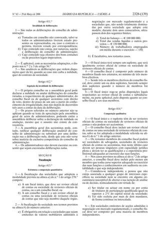 N.o
63 — 29 de Março de 2006 DIÁRIO DA REPÚBLICA — I SÉRIE-A 2328-(139)
Artigo 411.o
Invalidade de deliberações
1 — São nulas as deliberações do conselho de admi-
nistração:
a) Tomadas em conselho não convocado, salvo se
todos os administradores tiverem estado pre-
sentes ou representados, ou, caso o contrato o
permita, tiverem votado por correspondência;
b) Cujo conteúdo não esteja, por natureza, sujeito
a deliberação do conselho de administração;
c) Cujo conteúdo seja ofensivo dos bons costumes
ou de preceitos legais imperativos.
2 — É aplicável, com as necessárias adaptações, o dis-
posto nos n.os
2 e 3 do artigo 56.o
3 — São anuláveis as deliberações que violem dispo-
sições quer da lei, quando ao caso não caiba a nulidade,
quer do contrato de sociedade.
Artigo 412.o
Arguição da invalidade de deliberações
1 — O próprio conselho ou a assembleia geral pode
declarar a nulidade ou anular deliberações do conselho
viciadas, a requerimento de qualquer administrador, do
conselho fiscal ou de qualquer accionista com direito
de voto, dentro do prazo de um ano a partir do conhe-
cimento da irregularidade, mas não depois de decorridos
três anos a contar da data da deliberação.
2 — Os prazos referidos no número anterior não se
aplicam quando se trate de apreciação pela assembleia
geral de actos de administradores, podendo então a
assembleia deliberar sobre a declaração de nulidade ou
anulação, mesmo que o assunto não conste da con-
vocatória.
3 — A assembleia geral dos accionistas pode, con-
tudo, ratificar qualquer deliberação anulável do con-
selho de administração ou substituir por uma delibe-
ração sua a deliberação nula, desde que esta não verse
sobre matéria da exclusiva competência do conselho de
administração.
4 — Os administradores não devem executar ou con-
sentir que sejam executadas deliberações nulas.
SECÇÃO II
Fiscalização
Artigo 413.o
Estrutura e composição quantitativa
1 — A fiscalização das sociedades que adoptem a
modalidade prevista na alínea a) do n.o
1 do artigo 278.o
compete:
a) A um fiscal único, que deve ser revisor oficial
de contas ou sociedade de revisores oficiais de
contas, ou a um conselho fiscal; ou
b) A um conselho fiscal e a um revisor oficial de
contas ou uma sociedade de revisores oficiais
de contas que não seja membro daquele órgão.
2 — A fiscalização da sociedade nos termos previstos
na alínea b) do número anterior:
a) É obrigatória em relação a sociedades que sejam
emitentes de valores mobiliários admitidos à
negociação em mercado regulamentado e a
sociedades que, não sendo totalmente domina-
das por outra sociedade que adopte este
modelo, durante dois anos consecutivos, ultra-
passem dois dos seguintes limites:
i) Total do balanço — E 100 000 000;
ii) Total das vendas líquidas e outros pro-
veitos — E 150 000 000;
iii) Número de trabalhadores empregados
em média durante o exercício — 150;
b) É facultativa, nos restantes casos.
3 — O fiscal único terá sempre um suplente, que será
igualmente revisor oficial de contas ou sociedade de
revisores oficiais de contas.
4 — O conselho fiscal é composto pelo número de
membros fixado nos estatutos, no mínimo de três mem-
bros efectivos.
5 — Sendo três os membros efectivos do conselho fis-
cal, deve existir um ou dois suplentes, havendo sempre
dois suplentes quando o número de membros for
superior.
6 — O fiscal único rege-se pelas disposições legais
respeitantes ao revisor oficial de contas e subsidiaria-
mente, na parte aplicável, pelo disposto quanto ao con-
selho fiscal e aos seus membros.
Artigo 414.o
Composição qualitativa
1 — O fiscal único e o suplente têm de ser revisores
oficiais de contas ou sociedade de revisores oficiais de
contas e não podem ser accionistas.
2 — O conselho fiscal deve incluir um revisor oficial
de contas ou uma sociedade de revisores oficiais de con-
tas, salvo se for adoptada a modalidade referida na alí-
nea b) do n.o
1 do artigo anterior.
3 — Os restantes membros do conselho fiscal podem
ser sociedades de advogados, sociedades de revisores
oficiais de contas ou accionistas, mas neste último caso
devem ser pessoas singulares com capacidade jurídica
plena e devem ter as qualificações e a experiência pro-
fissional adequadas ao exercício das suas funções.
4 — Nos casos previstos na alínea a) do n.o
2 do artigo
anterior, o conselho fiscal deve incluir pelo menos um
membro que tenha curso superior adequado ao exercício
das suas funções e conhecimentos em auditoria ou con-
tabilidade e que seja independente.
5 — Considera-se independente a pessoa que não
esteja associada a qualquer grupo de interesses espe-
cíficos na sociedade nem se encontre em alguma cir-
cunstância susceptível de afectar a sua isenção de análise
ou de decisão, nomeadamente em virtude de:
a) Ser titular ou actuar em nome ou por conta
de titulares de participação qualificada igual ou
superior a 2% do capital social da sociedade;
b) Ter sido reeleita por mais de dois mandatos,
de forma contínua ou intercalada.
6 — Em sociedades emitentes de acções admitidas à
negociação em mercado regulamentado, o conselho fis-
cal deve ser composto por uma maioria de membros
independentes.
 