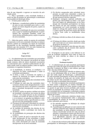 N.o
63 — 29 de Março de 2006 DIÁRIO DA REPÚBLICA — I SÉRIE-A 2328-(83)
sitos de que depende o regresso ao exercício da acti-
vidade social.
3 — Não é permitido a uma sociedade fundir-se a
partir da data da petição de apresentação à insolvência
ou do pedido de declaração desta.
4 — A fusão pode realizar-se:
a) Mediante a transferência global do património
de uma ou mais sociedades para outra e a atri-
buição aos sócios daquelas de partes, acções ou
quotas desta;
b) Mediante a constituição de uma nova sociedade,
para a qual se transferem globalmente os patri-
mónios das sociedades fundidas, sendo aos
sócios destas atribuídas partes, acções ou quotas
da nova sociedade.
5 — Além das partes, acções ou quotas da sociedade
incorporante ou da nova sociedade referidas no número
anterior, podem ser atribuídas aos sócios da sociedade
incorporada ou das sociedades fundidas quantias em
dinheiro que não excedam 10 % do valor nominal das
participações que lhes forem atribuídas.
Artigo 98.o
Projecto de fusão
1 — As administrações das sociedades que pretendam
fundir-se elaboram, em conjunto, um projecto de fusão
donde constem, além de outros elementos necessários
ou convenientes para o perfeito conhecimento da ope-
ração visada, tanto no aspecto jurídico, como no aspecto
económico, os seguintes elementos:
a) A modalidade, os motivos, as condições e os
objectivos da fusão, relativamente a todas as
sociedades participantes;
b) A firma, a sede, o montante do capital e o
número de matrícula no registo comercial de
cada uma das sociedades;
c) A participação que alguma das sociedades tenha
no capital de outra;
d) O balanço de cada uma das sociedades inter-
venientes, donde conste designadamente o valor
dos elementos do activo e do passivo a transferir
para a sociedade incorporante ou para a nova
sociedade;
e) As partes, acções ou quotas a atribuir aos sócios
da sociedade a incorporar nos termos da alínea
a) do n.o
4 do artigo anterior ou das sociedades
a fundir nos termos da alínea b) desse número
e, se as houver, as quantias em dinheiro a atri-
buir aos mesmos sócios, especificando-se a rela-
ção de troca das participações sociais;
f) O projecto de alteração a introduzir no contrato
da sociedade incorporante ou o projecto de con-
trato da nova sociedade;
g) As medidas de protecção dos direitos de ter-
ceiros não sócios a participar nos lucros da
sociedade;
h) As modalidades de protecção dos direitos dos
credores;
i) A data a partir da qual as operações da socie-
dade incorporada ou das sociedades a fundir
são consideradas, do ponto de vista contabilís-
tico, como efectuadas por conta da sociedade
incorporante ou da nova sociedade;
j) Os direitos assegurados pela sociedade incor-
porante ou pela nova sociedade a sócios da
sociedade incorporada ou das sociedades a fun-
dir que possuem direitos especiais;
l) Quaisquer vantagens especiais atribuídas aos
peritos que intervenham na fusão e aos mem-
bros dos órgãos de administração ou de fisca-
lização das sociedades participantes na fusão;
m) Nas fusões em que seja anónima a sociedade
incorporante ou a nova sociedade, as modali-
dades de entrega das acções dessas sociedades
e a data a partir da qual estas acções dão direito
a lucros, bem como as modalidades desse
direito.
2 — O balanço referido na alínea d) do número ante-
rior é:
a) O balanço do último exercício, desde que tenha
sido encerrado nos seis meses anteriores à data
do projecto de fusão; ou
b) Um balanço reportado a uma data que não ante-
ceda o primeiro dia do terceiro mês anterior
à data do projecto de fusão.
3 — O projecto ou um anexo a este indicará os cri-
térios de avaliação adoptados, bem como as bases de
relação de troca referida na alínea e) do número
anterior.
Artigo 99.o
Fiscalização do projecto
1 — A administração de cada sociedade participante
na fusão que tenha um órgão de fiscalização deve comu-
nicar-lhe o projecto de fusão e seus anexos, para que
sobre eles seja emitido parecer.
2 — Além da comunicação referida no número ante-
rior, ou em substituição dela, se se tratar de sociedade
que não tenha órgão de fiscalização, a administração
de cada sociedade participante na fusão deve promover
o exame do projecto de fusão por um revisor oficial
de contas ou por uma sociedade de revisores indepen-
dente de todas as sociedades intervenientes.
3 — Se todas ou algumas das sociedades participantes
na fusão assim o desejarem, os exames referidos no
número anterior poderão ser feitos, quanto a todas elas
ou quanto às que nisso tiverem acordado, pelo mesmo
revisor ou sociedade de revisores; neste caso, o revisor
ou a sociedade deve ser designado, a solicitação conjunta
das sociedades interessadas, pela Câmara dos Revisores
Oficiais de Contas.
4 — Os revisores elaborarão relatórios donde cons-
tará o seu parecer fundamentado sobre a adequação
e razoabilidade da relação de troca das participações
sociais, indicando, pelo menos:
a) Os métodos seguidos na definição da relação
de troca proposta;
b) A justificação da aplicação ao caso concreto dos
métodos utilizados pelo órgão de administração
das sociedades ou pelos próprios revisores, os
valores encontrados através de cada um desses
métodos, a importância relativa que lhes foi con-
ferida na determinação dos valores propostos
e as dificuldades especiais com que tenham
deparado nas avaliações a que procederam.
5 — Cada um dos revisores pode exigir das sociedades
participantes as informações e documentos que julgue
 