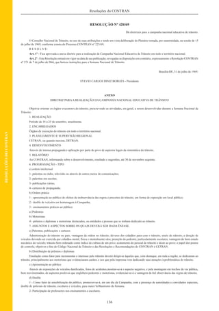 136
Resoluções do CONTRAN
RESOLUÇÕESDOCONTRAN
RESOLUÇÃO Nº 420/69
Dá diretrizes para a campanha nacional educativa de trânsito.
O Conselho Nacional de Trânsito, no uso de suas atribuições e tendo em vista deliberação do Plenário tomada, por unanimidade, na sessão de 15
de julho de 1969, conforme consta do Processo CONTRAN nº 223/69,
R E S O L V E:
Art. 1º - Fica aprovada a anexa diretriz para a realização da Campanha Nacional Educativa de Trânsito em todo o território nacional.
Art. 2º - Esta Resolução entrará em vigor na data de sua publicação, revogadas as disposições em contrário, expressamente a Resolução CONTRAN
nº 371 de 7 de julho de l966, que baixou instruções para a Semana Nacional de Trânsito.
Brasília-DF, 31 de julho de 1969.
SYLVIO CARLOS DINIZ BORGES - Presidente
ANEXO
DIRETRIZ PARAA REALIZAÇÃO DA CAMPANHA NACIONAL EDUCATIVA DE TRÂNSITO
Objetiva orientar os órgãos executores do trânsito, prescrevendo as atividades, em geral, a serem desenvolvidas durante a Semana Nacional de
Trânsito:
1. REALIZAÇÃO
Período de 18 a 25 de setembro, anualmente.
2. ENCARREGADOS
Órgãos de execução do trânsito em todo o território nacional.
3. PLANEJAMENTO E SUPERVISÃO REGIONAL
CETRAN, ou quando inexiste, DETRAN.
4. DESENVOLVIMENTO
Através de intensa propaganda e aplicação por parte do povo de aspectos legais da sistemática do trânsito.
5. RELATÓRIO
Ao CONTRAN, informando sobre o desenvolvimento, resultado e sugestões, até 30 de novembro seguinte.
6. PROGRAMAÇÃO - TIPO
a) ordem intelectual
1- palestras no rádio, televisão ou através de outros meios de comunicações;
2- palestras em escolas;
3- publicações várias;
4- cartazes de propaganda;
b) Ordem prática
1 - apresentação ao público de efeitos da inobservância das regras e preceitos do trânsito, em forma de exposição em local público;
2 - desﬁle de veículos em homenagem à Campanha;
3 - ensinamentos práticos ao público:
a) Pedestres
b) Motoristas
4 - prêmios e diplomas a motoristas destacados, ou entidades e pessoas que se tenham dedicado ao trânsito.
7. ASSUNTOS E ASPECTOS SOBRE OS QUAIS DEVERÁ SER DADA ÊNFASE.
a) Palestras, publicações e cartazes
Administração do trânsito no país; vantagem da ordem no trânsito; deveres dos cidadãos para com o trânsito; sinais de trânsito; a direção de
veículos devendo ser exercida por cidadãos moral, física e mentalmente sãos; proteção do pedestre, particularmente escolares; vantagem do bom estado
mecânico do veículo; trânsito bem ordenado como índice de cultura de um povo; acatamento do pessoal de trânsito e deste ao povo; o papel dos postos
de controle; objetivos e ﬁns do Código Nacional de Trânsito e das Resoluções e Recomendações do CONTRAN e CETRAN.
b) Distribuição de prêmios e diplomas
Emulação como fator para incrementar o interesse pelo trânsito deverá dirigir-se àqueles que, com destaque, em toda a região, se dedicaram ao
trânsito, principalmente aos motoristas que evidenciaram caráter, e aos que pela imprensa vem dedicando suas atenções à problemática do trânsito.
c) Apresentação ao público
Através de exposições de veículos daniﬁcados, fotos de acidentes,mostrar-se-á o aspecto negativo, e pela montagem em trechos da via pública,
bem movimentados, de aspectos positivos que englobem pedestres e motoristas, evidenciar-se-á a vantagem da ﬁel observância das regras de trânsito;
d) Desﬁle
1 - Como fator de sensibilização do público, promover-se-á, em um dia da Campanha, com a presença de autoridades e convidados especiais,
desﬁle de policiais de trânsito, escolares e veículos, para maior brilhantismo da Semana.
2- Participação de professores nos ensinamentos a escolares.
 