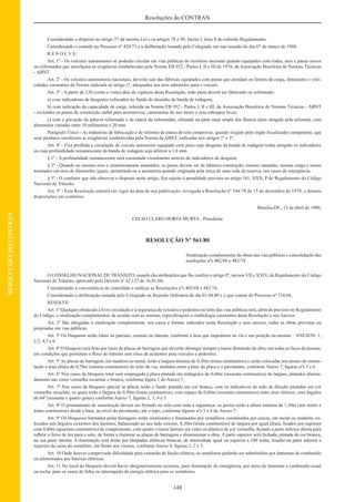 148
Resoluções do CONTRAN
RESOLUÇÕESDOCONTRAN
Considerando o disposto no artigo 37 da mesma Lei e os artigos 78 e 98, Inciso I, letra S do referido Regulamento;
Considerando o contido no Processo nº 420/73 e a deliberação tomada pelo Colegiado em sua reunião do dia 07 de março de 1980,
R E S O L V E:
Art. 1º - Os veículos automotores só poderão circular em vias públicas do território nacional quando equipados com rodas, aros e pneus novos
ou reformados que satisfaçam as exigências estabelecidas pela Norma EB 932 - Partes I, II e III de 1978, da Associação Brasileira de Normas Técnicas
- ABNT.
Art. 2º - Os veículos automotores nacionais, deverão sair das fábricas equipados com pneus que atendam os limites de carga, dimensões e velo-
cidades constantes da Norma indicada no artigo 1º, adequados aos aros admitidos para o veículo.
Art. 3º - A partir de 120 (cento e vinte) dias da vigência desta Resolução, todo pneu deverá ser fabricado ou reformado:
a) com indicadores de desgastes colocados no fundo do desenho da banda de rodagem;
b) com indicação da capacidade de carga, referida na Norma EB 932 - Partes I, II e III, da Associação Brasileira de Normas Técnicas - ABNT
- excluídos os pneus de construção radial para automóveis, camionetas de uso misto e seus reboques leves;
c) com a gravação da palavra reformado e da marca do reformador, efetuada na parte mais ampla dos ﬂancos (área atingida pela reforma), com
dimensões variadas entre 10 milímetros e 20 mm.
Parágrafo Único - As indústrias de fabricação e de reforma de pneus devem comprovar, quando exigido pelo órgão ﬁscalizador competente, que
seus produtos satisfazem as exigências estabelecidas pela Norma da ABNT, indicadas nos artigos 1º e 3º.
Art. 4º - Fica proibida a circulação de veículo automotor equipado com pneu cujo desgaste da banda de rodagem tenha atingido os indicadores
ou cuja profundidade remanescente da banda de rodagem seja inferior a 1,6 mm.
§ 1º - A profundidade remanescente será constatada visualmente através de indicadores de desgaste.
§ 2º - Quando no mesmo eixo e simetricamente montados, os pneus devem ser de idêntica construção, mesmo tamanho, mesma carga e serem
montados em aros de dimensões iguais, permitindo-se a assimetria quando originada pela troca de uma roda de reserva, nos casos de emergência.
§ 3º - O condutor que não observar o disposto neste artigo, ﬁca sujeito à penalidade prevista no artigo 181, XXX, P do Regulamento do Código
Nacional de Trânsito.
Art. 5º - Esta Resolução entrará em vigor na data de sua publicação, revogada a Resolução nº 544/78 de 15 de dezembro de 1978, e demais
disposições em contrário.
Brasília-DF., 15 de abril de 1980.
CELSO CLARO HORTA MURTA - Presidente
RESOLUÇÃO Nº 561/80
Sinalização complementar de obras nas vias públicas e consolidação das
resoluções nºs 402/68 e 482/74.
O CONSELHO NACIONAL DE TRÂNSITO, usando das atribuições que lhe confere o artigo 9º, incisos VII e XXIV, do Regulamento do Código
Nacional de Trânsito, aprovado pelo Decreto nº 62.127 de 16.01.68;
Considerando a conveniência de consolidar e uniﬁcar as Resoluções nºs 402/68 e 482/74;
Considerando a deliberação tomada pelo Colegiado na Reunião Ordinária do dia 01.04.80 e o que consta do Processo nº 154/68,
RESOLVE:
Art. 1º Qualquer obstáculo à livre circulação e à segurança de veículos e pedestres no leito das vias públicas terá, além do previsto no Regulamento
do Código, a sinalização complementar, de acordo com as normas, especiﬁcações e simbologia constantes desta Resolução e seu Anexos.
Art. 2º São obrigadas à sinalização complementar, nos casos e formas indicados nesta Resolução e seus anexos, todas as obras previstas ou
projetadas em vias públicas.
Art. 3º Os bloqueios serão totais ou parciais, centrais ou laterais, conforme a área que impedirem na via e sua posição na mesma – ANEXOS: 1,
2,3, 4,5 e 6.
Art. 4º O bloqueio será feito por meio de placas de barragem que deverão abranger sempre a maior dimensão da obra, em todas as faces da mesma,
em condições que permitam o ﬂuxo de trânsito sem risco de acidentes para veículos e pedestres.
Art. 5º As placas de barragem, em madeira ou metal, terão a largura mínima de 0,30m (trinta centímetros) e serão colocadas nos postes de susten-
tação a uma altura de 0,70m (setenta centímetros) do leito da via, medidos entre a base da placa e o pavimento, conforme Anexo 7, ﬁguras nºs 5 e 6.
Art. 6º Nos casos de bloqueio total será empregada a placa pintada em retângulos de 0,60m (sessenta centímetros) de largura, pintados alterna-
damente nas cores vermelho escarlate e branca, conforme ﬁgura 1 do Anexo 7,
Art. 7º Nos casos de bloqueio parcial as placas terão o fundo pintado em cor branca, com os indicativos de mão de direção pintados em cor
vermelho escarlate, os quais terão a largura de 0,30m (trinta centímetros), com espaço de 0,60m (sessenta centímetros) entre seus vértices, com ângulos
de 64º (sessenta e quatro graus) conforme Anexo 7, ﬁguras 2, 3, 4 e 5.
Art. 8º O posteamento de sustentação deverá ser ﬁrmado no solo com toda a segurança; os postes terão a altura mínima de 1,30m (um metro e
trinta centímetros) desde a base, ao nível do pavimento, até o topo, conforme ﬁguras nºs 5 e 6 do Anexo 7.
Art. 9º Os bloqueios formados pelas barragens serão sinalizados e iluminados por semáforos constituídos por caixas, em metal ou madeira, co-
locados nos ângulos extremos dos mesmos, balanceado ao seu lado externo, 0,30m (trinta centímetros) de largura por igual altura, ﬁxados por suportes
com 0,40m (quarenta centímetros) de comprimento, com quatro visores laterais em vidro ou plástico de cor vermelha, ﬁcando a parte inferior aberta para
reﬂetir o feixe de luz para o solo, de forma a iluminar as placas de barragens e dimensionar a obra. A parte superior será fechada, pintada de cor branca,
na sua parte interna. A iluminação será feitas por lâmpadas elétricas brancas, de intensidade igual ou superior a 100 watts, ﬁxadas na parte inferior e
superior da caixa do semáforo, em frente aos visores, conforme Anexo 8, ﬁguras 1, 2 e 3.
Art. 10 Onde houver comprovada diﬁculdade para extensão de ﬁação elétrica, os semáforos poderão ser substituídos por lanternas de combustão
ou alimentados por baterias elétricas.
Art. 11 No local do bloqueio deverá haver obrigatoriamente recursos, para iluminação de emergência, por meio de lanternas a combustão usual
ou tocha, para os casos de falha ou interrupção da energia elétrica para os semáforos.
 