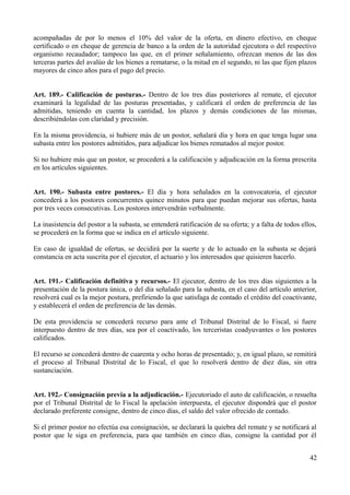 acompañadas de por lo menos el 10% del valor de la oferta, en dinero efectivo, en cheque 
certificado o en cheque de gerencia de banco a la orden de la autoridad ejecutora o del respectivo 
organismo recaudador; tampoco las que, en el primer señalamiento, ofrezcan menos de las dos 
terceras partes del avalúo de los bienes a rematarse, o la mitad en el segundo, ni las que fijen plazos 
mayores de cinco años para el pago del precio. 
Art. 189.- Calificación de posturas.- Dentro de los tres días posteriores al remate, el ejecutor 
examinará la legalidad de las posturas presentadas, y calificará el orden de preferencia de las 
admitidas, teniendo en cuenta la cantidad, los plazos y demás condiciones de las mismas, 
describiéndolas con claridad y precisión. 
En la misma providencia, si hubiere más de un postor, señalará día y hora en que tenga lugar una 
subasta entre los postores admitidos, para adjudicar los bienes rematados al mejor postor. 
Si no hubiere más que un postor, se procederá a la calificación y adjudicación en la forma prescrita 
en los artículos siguientes. 
Art. 190.- Subasta entre postores.- El día y hora señalados en la convocatoria, el ejecutor 
concederá a los postores concurrentes quince minutos para que puedan mejorar sus ofertas, hasta 
por tres veces consecutivas. Los postores intervendrán verbalmente. 
La inasistencia del postor a la subasta, se entenderá ratificación de su oferta; y a falta de todos ellos, 
se procederá en la forma que se indica en el artículo siguiente. 
En caso de igualdad de ofertas, se decidirá por la suerte y de lo actuado en la subasta se dejará 
constancia en acta suscrita por el ejecutor, el actuario y los interesados que quisieren hacerlo. 
Art. 191.- Calificación definitiva y recursos.- El ejecutor, dentro de los tres días siguientes a la 
presentación de la postura única, o del día señalado para la subasta, en el caso del artículo anterior, 
resolverá cual es la mejor postura, prefiriendo la que satisfaga de contado el crédito del coactivante, 
y establecerá el orden de preferencia de las demás. 
De esta providencia se concederá recurso para ante el Tribunal Distrital de lo Fiscal, si fuere 
interpuesto dentro de tres días, sea por el coactivado, los terceristas coadyuvantes o los postores 
calificados. 
El recurso se concederá dentro de cuarenta y ocho horas de presentado; y, en igual plazo, se remitirá 
el proceso al Tribunal Distrital de lo Fiscal, el que lo resolverá dentro de diez días, sin otra 
sustanciación. 
Art. 192.- Consignación previa a la adjudicación.- Ejecutoriado el auto de calificación, o resuelta 
por el Tribunal Distrital de lo Fiscal la apelación interpuesta, el ejecutor dispondrá que el postor 
declarado preferente consigne, dentro de cinco días, el saldo del valor ofrecido de contado. 
Si el primer postor no efectúa esa consignación, se declarará la quiebra del remate y se notificará al 
postor que le siga en preferencia, para que también en cinco días, consigne la cantidad por él 
42 
 