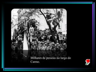 Milhares de pessoas no largo do Carmo. 