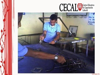 En suma, la Educación Popular  se nos plantea como: una  opción pedagógica, que da poder al sujeto para que sea protagonista  de su propio desarrollo; una  opción ética, cuya base es la  vida digna de las personas; una  opción política por la construcción  del bien común desde lo público; y un  fundamento en una espiritualidad que, iluminada por la misión evangelizadora de Fe y Alegría , nos compromete, más allá de la opción por lo pobres, en la  globalización de la solidaridad, para construir un mundo a la  vez más humano y más divino. 