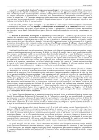 AVERTISSEMENT



    À partir de cette analyse de la situation d’enseignement/apprentissage, il est absolument essentiel de définir avec un maxi-
mum de précision des objectifs immédiatement valables au regard des besoins des apprenants et réalistes du point de vue de
leurs caractéristiques et des moyens disponibles. Nombreux sont les partenaires impliqués dans l’organisation de l’apprentissage
des langues : enseignants et apprenants dans la classe mais aussi administrateurs de l’enseignement, examinateurs, auteurs et
éditeurs de manuels, etc. S’ils s’accordent sur des objectifs ils peuvent alors, chacun dans son domaine, œuvrer dans le même
sens pour aider les apprenants à atteindre ces objectifs. Ils peuvent aussi préciser et expliciter leurs propres objectifs et leurs
méthodes pour faciliter la tâche de leurs partenaires.

    C’est dans ce but, comme l’expose le Chapitre 1, qu’a été élaboré le Cadre européen commun de référence. Pour remplir
convenablement sa fonction, il lui faut répondre à certains critères de transparence et de cohérence et être aussi exhaustif
que possible. Ces critères sont exposés et explicités dans le Chapitre 1. À propos de « l’exhaustivité » disons, pour simplifier,
que vous devez trouver dans le Cadre de référence tout ce dont vous avez besoin pour décrire vos objectifs, vos méthodes et vos
résultats.

    Le dispositif de paramètres, de catégories et d’exemples présenté au Chapitre 3, synthétisé page 25 et détaillé dans les
Chapitres 4 et 5 entend exposer clairement les compétences (savoir, savoir-faire et attitudes) que l’usager de la langue se forge
au fil de son expérience et qui lui permettent de faire face aux exigences de la communication par delà les frontières linguis-
tiques et culturelles (c’est-à-dire, effectuer des tâches et des activités communicatives dans les divers contextes de la vie sociale,
compte tenu des conditions et des contraintes qui leur sont propres). Les Niveaux communs de référence présentés au Chapitre
3 donnent un moyen de suivre le progrès des apprenants au fur et à mesure qu’ils construisent leur compétence à travers les para-
mètres du schéma descriptif.

    Fondé sur l’hypothèse que le but de l’apprentissage d’une langue est de faire de l’apprenant un utilisateur compétent et expé-
rimenté, ce mode de description doit vous permettre de définir vos objectifs de manière claire et aussi complète que possible.
Vous estimerez peut-être qu’il excède vos propres besoins. Cette éventualité a été prévue : à partir du Chapitre 4 vous trouve-
rez, à la fin de chaque section, un encadré qui vous invite, suivant une série de questions, à réfléchir à sa pertinence au regard
de vos objectifs et de la définition de votre pratique. La réponse peut être négative pour diverses raisons : cela ne convient pas
aux apprenants dont vous vous occupez ou, bien que ce puisse être utile, les moyens dont vous disposez, notamment en matière
de temps ou de ressources, vous orientent vers d’autres priorités. En revanche, si le contenu de l’encadré vous intéresse (dans
le contexte où il s’inscrit, il attirera peut-être votre attention), les Chapitres 4 et 5 du Cadre de référence fourniront le nom des
grands paramètres et des catégories dont vous pouvez avoir besoin, assortis de quelques exemples.

    Ni les catégories ni les exemples ne prétendent à l’exhaustivité. Si vous voulez décrire un domaine spécialisé, il vous fau-
dra pousser plus loin le détail de la présente classification et créer de nouvelles sous-catégories. Quant aux exemples, ils sont
donnés à titre de suggestions. Vous en retiendrez certains, en écarterez d’autres et en ajouterez quelques-uns de votre cru. Vous
devez vous sentir tout à fait libres sur ce point car c’est à vous qu’appartient le choix de vos objectifs et de votre démarche pra-
tique. Mais retenez, lorsqu’un élément du Cadre vous paraît superflu, qu’il y figure parce qu’il peut présenter un intérêt pri-
mordial pour quelqu’un d’autre, de formation différente, travaillant dans une autre situation et responsable d’une autre
population d’apprenants. Dans le cas de « Conditions et contraintes » (voir 4.1.3), par exemple, la prise en compte des bruits de
fond peut sembler tout à fait inutile dans un établissement scolaire mais devient capitale pour celui dont les élèves sont des
pilotes de ligne : ne pas reconnaître les chiffres à 100 % dans le bruit infernal d’une communication sol/air peut signer leur
condamnation à mort (et celle de leurs passagers…) ! Songez aussi que les catégories et les énoncés que vous jugerez bon
d’ajouter peuvent être utiles à d’autres. C’est pourquoi il faut voir dans la taxonomie qui figure aux Chapitres 4 et 5 du Cadre
de référence un inventaire inachevé susceptible d’évolution à la lumière de l’expérience acquise. Ce principe vaut également
pour la description des niveaux de compétence.

    Le Chapitre 3 expose clairement que le nombre de niveaux dont peut avoir besoin un utilisateur dépend de la raison pour
laquelle il veut établir une distinction et de l’usage qu’il fera de l’information obtenue. Il ne faut pas multiplier les niveaux plus
que nécessaire. Le système arborescent de type « hypertexte » présenté en 3.2 (voir p. 25) permet aux praticiens de définir des
niveaux dont la gradation large ou étroite dépend du degré de finesse souhaité pour établir des distinctions au sein d’une popu-
lation donnée d’apprenants. Il est aussi bien sûr possible (et même courant) de distinguer les objectifs en termes de niveaux et
le degré de réalisation de ces objectifs en termes de notes ou de mentions.

    L’ensemble des six niveaux utilisés dans le document (voir 3. 2) se fonde sur la pratique courante d’un certain nombre d’or-
ganismes publics de certification. Les descripteurs proposés s’inspirent de ceux qui « ont été reconnus clairs, utiles et pertinents
par des groupes compétents de professeurs enseignant ou pas leur langue maternelle dans des secteurs éducatifs variés et avec
des profils de formation et une expérience professionnelle très différents » (voir p. 30). Mais il s’agit là de recommandations et
non de prescriptions. C’est un « document de réflexion, de discussion et de projet… Le but des exemples est d’ouvrir de nou-
velles possibilités et non d’anticiper des décisions. » (ibid.). Toutefois, il apparaît clairement qu’un ensemble de niveaux com-
muns de référence comme outil de calibrage est particulièrement bien accueilli par l’ensemble des praticiens qui, comme dans
bien d’autres domaines, trouvent un avantage à travailler avec des mesures et des normes stables et reconnues.

    En qualité d’usagers, vous êtes invités à utiliser cette batterie d’échelles et leurs descripteurs de manière critique. Tout rap-
port d’expérience communiqué à la Section des langues vivantes du Conseil de l’Europe sera le bienvenu. À noter aussi que les
échelles sont prévues non seulement pour une compétence globale mais également pour chacun des paramètres étalonnables de
la compétence langagière détaillée aux Chapitres 4 et 5. Ceci permet d’affiner la différenciation des profils au sein des groupes
d’apprenants.


                                                                  5
 