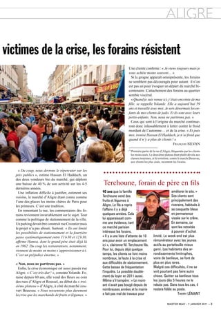 ALIGRE

victimes de la crise, les forains résistent
                                                                             Une cliente confirme : « Je viens toujours mais je
                                                                             vous achète moins souvent… »
                                                                               Si la grogne apparaît omniprésente, les forains
                                                                             ne semblent pas découragés pour autant : il n’en
                                                                             est pas un pour évoquer un départ du marché bi-
                                                                             centenaire. L’attachement des forains au quartier
                                                                             semble viscéral.
                                                                               « Quand je suis venue ici, j’étais enceinte de ma
                                                                             fille, se rappelle Yolande. elle a aujourd’hui 59
                                                                             ans et travaille avec moi. Je sers désormais les en-
                                                                             fants de mes clients de jadis. et ils sont avec leurs
                                                                             petits-enfants. Non, nous ne partirons pas. »
                                                                               Ceux qui sont à l’origine du marché continue-
                                                                             ront donc inlassablement à lutter contre le froid
                                                                             mordant de l’automne… et de la crise. « et puis
                                                                             moi, ironise Hassan el Haddach, je n’ai froid que
                                                                             quand il n’y a plus de clients ! »
                                                                                                              François SiLvAn
                                                                             (*)
                                                                                   Première partie de la rue d’Aligre, fréquentée par les clients
                                                                                   les moins aisés. Le deuxième plateau étant plutôt dévolu aux
                                                                                   classes moyennes, et le troisième, contre le marché Beauvau,
                                                                                   aux clients les plus aisés, racontent les forains.


     « Du coup, nous devrons le répercuter sur les
   prix publics », estime Hassan El Haddach, un
   des deux vendeurs bio du marché, qui déplore
   une baisse de 40 % de son activité sur les 4-5         Terchoune, forain de père en fils
   dernières années.
     Une inflation difficile à justifier, estiment ses    40 ans que la famille                                      améliorer le site. »
   voisins, le marché d’Aligre étant connu comme          Terchoune vend des                                         Ses clients sont
   l’une des places les moins chères de Paris pour        fruits et légumes à                                        principalement des
   les primeurs. C’est une tradition.                     Aligre. Le fils a repris                                   riverains, habitués à
     En remontant la rue, les commentaires des fo-        l’affaire il y a déjà                                      sa casquette bleue
   rains reviennent invariablement sur le sujet. Tout     quelques années. Cela                                      en permanence
   comme la politique de stationnement de la ville.       lui apparaissait com-                                      vissée sur le crâne.
   Un parking devait être construit rue Crozatier mais    me une évidence, tant                                      En semaine, ce
   le projet n’a pas abouti. Surtout : « Ils ont limité   ce marché parisien                                         sont les retraités
   les possibilités de stationnement et la fourrière      intéresse les forains.                                     à pouvoir d’achat
   passe systématiquement entre 11 h 30 et 12 h 30,       « Il y a une liste d’attente de 10           limité. Le week-end est plus
   affirme Hamza, dont le grand-père était déjà là        ans pour avoir un emplacement                rémunérateur avec les jeunes
   en 1962. Du coup les restaurateurs, notamment,         ici », claironne M. Terchoune fils.          actifs au portefeuille mieux
   viennent de moins en moins s’approvisionner ici.       Pour lui, depuis déjà quelque                garni. Les habitants des ar-
   C’est un préjudice énorme. »                           temps, les clients se font moins             rondissements limitrophes,
                                                          nombreux, la faute à la crise et             voire de banlieue, se font de
   « Non, nous ne partirons pas. »                        aux difficultés de stationnement.            plus en plus rares.
     Enfin, la crise économique est aussi passée rue      Cette baisse de fréquentation                Malgré ces difficultés, il ne se
   Aligre. « C’est très dur ! », constate Yolande. Fo-    l’inquiète. Le possible double-              voit pourtant pas faire autre
   raine depuis 60 ans, elle vend des fleurs au coin      ment du loyer en 2011 aussi.                 chose. Quitter sa banlieue tous
   des rues d’Aligre et Roussel, au début du « troi-      Même s’il tempère : « Le mont-               les jours dès 5 heures ne le
   sième plateau » d’Aligre, à côté du marché cou-        ant n’avait pas bougé depuis de              rebute pas. Dans tous les cas, il
   vert Beauvau. « Nous ressentons plus durement          nombreuses années et la mairie               restera fidèle au poste.
   la crise que les marchands de fruits et légumes. »     a fait pas mal de travaux pour                                  Thierry LéMANT

                                                                                                                   master mag’ – 7 janvier 2011 – 3
 