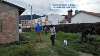 Voluntaris tallant la gespa.
I connectant la electricitat.
 