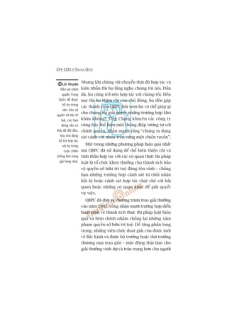 294 CEO ÚÃ TRUNG QUÖËC
Nhûng khi chuáng töi chuyïín thaái àöå húåp taác vaâ
kiïn nhêîn thò hoå lùæng nghe chuáng töi noái. Dêìn
daâ, hoå cuäng trúã nïn húåp taác vúái chuáng töi. Àïën
nay thò hoå thêåm chñ coân chuã àöång, hoå àïën gùåp
caác thaânh viïn QBPC hoãi xem hoå coá thïí giuáp gò
cho chuáng töi giaãi quyïët nhûäng trûúâng húåp khoá
khùn khöng”. Öng Chang khuyïn caác cöng ty
cuäng haäy thïí hiïån möåt thöng àiïåp tûúng tûå vúái
chñnh quyïìn, nhêën maånh rùçng “chuáng ta àang
saát caánh vúái nhau trïn cuâng möåt chiïën tuyïën”.
Möåt trong nhûäng phûúng phaáp hiïåu quaã nhêët
maâ QBPC àaä sûã duång àïí thïí hiïån thiïån chñ vaâ
tinh thêìn húåp taác vúái caác cú quan thûåc thi phaáp
luêåt laâ töí chûác khen thûúãng cho thaânh tñch baão
vïå quyïìn súã hûäu trñ tuïå àaáng tön vinh – chùèng
haån nhûäng trûúâng húåp caãnh saát tûâ chöëi nhêån
höëi löå hoùåc caãnh saát húåp taác chùåt cheä vúái haãi
quan hoùåc nhûäng cú quan khaác àïí giaãi quyïët
vuå viïåc.
QBPC àaä àûa ra chûúng trònh trao giaãi thûúãng
vaâo nùm 2002, cöng nhêån mûúâi trûúâng húåp àiïín
hònh nhêët vïì thaânh tñch thûåc thi phaáp luêåt hiïåu
quaã vaâ liïm chñnh nhùçm chöëng laåi nhûäng xêm
phaåm quyïìn súã hûäu trñ tuïå. Àïí tùng phêìn long
troång, nhûäng viïn chûác àoaåt giaãi coân àûúåc múâi
vïì Bùæc Kinh vaâ àûúåc böå trûúãng hoùåc thûá trûúãng
thûúng maåi trao giaãi – möåt àöång thaái laâm cho
giaãi thûúãng vinh dûå vaâ trên troång hún cho ngûúâi
Lúâi khuyïnLúâi khuyïnLúâi khuyïnLúâi khuyïnLúâi khuyïn
Àïën vúái chñnh
quyïìn Trung
Quöëc àïí àûúåc
höî trúå trong
viïåc baão vïå
quyïìn súã hûäu trñ
tuïå, caác baån
àûâng nïn coá
thaái àöå àöëi àêìu;
haäy chuã àöång
höî trúå húåp taác
vúái hoå trong
cuöåc chiïën
chöëng laâm haâng
giaã haâng nhaái.
 