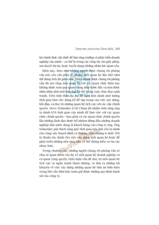 CHINH PHUÅC KHAÁCH HAÂNG TRUNG QUÖËC 369
höå chñnh thûác cêìn thiïët àïí laâm tùng trûúãng vaâ phaát triïín doanh
nghiïåp cuãa mònh – cuå thïí laâ trong caác cöng taác xin giêëy pheáp,
xin duyïåt dûå aán, hoùåc tuyïín duång nhûäng nhên lûåc quan yïëu.
Hiïån nay, theo nhû nhûäng ngûúâi àûúåc chuáng töi phoãng
vêën noái, yïu cêìu phaãi coá nhûäng möëi quan hïå àùåc biïåt nhû
thïë àang trïn àaâ giaãm nheå. Nhiïìu ngûúâi àûúåc chuáng töi phoãng
vêën àaä noái rùçng möëi quan hïå vúái caác quan chûác hiïån nay
khöng àûúåc xem quaá quan troång nhû trûúác àêy vaâ nïn àûúåc
nhòn nhêån nhû möåt baân àaåp lúåi thïë trong cuöåc chaåy àua caånh
tranh. Trïn tinh thêìn êëy, hoå àïì nghõ nïn daânh möåt lûúång
thúâi gian laâm viïåc àaáng kïí àïí têåp trung vaâo viïåc xêy dûång,
böìi àùæp, vaâ duy trò nhûäng quan hïå tñch cûåc vúái caác cêëp chñnh
quyïìn. Steve Schneider úã GE China àaä nhêím tñnh rùçng öng
ta daânh 65% thúâi gian cuãa mònh àïí laâm viïåc vúái caác quan
chûác chñnh quyïìn – bao göìm caã caác quan chûác chñnh quyïìn
lêîn nhûäng laänh àaåo àûúåc böí nhiïåm àûáng àêìu nhûäng doanh
nghiïåp nhaâ nûúác àang laâ khaách haâng cuãa cöng ty öng. Öng
Schneider giaãi thñch rùçng quyä thúâi gian naây chuã yïëu laâ daânh
cho cöng viïåc hoaåch àõnh vaâ thûúng thaão nhûng ñt nhêët 10%
laâ thuêìn tuáy daânh cho viïåc xêy dûång möëi quan hïå hoùåc àïí
phaát triïín nhûäng nïìn taãng hêìu coá thïí thöng hiïíu vaâ tin cêåy
nhau hún.
Trong chûúng naây, nhûäng ngûúâi chuáng töi phoãng vêën seä
chia seã quan àiïím cuãa hoå vïì möëi quan hïå doanh nghiïåp vaâ
cú quan cöng quyïìn, thaão luêån vêën àïì duy trò möëi quan hïå
tñch cûåc vaâ ngûâa traánh tham nhuäng, vaâ àûa ra nhûäng lúâi
khuyïn vïì viïåc xêy dûång nhûäng quan hïå laâm ùn hûäu hiïåu
trong khi vêîn àaãm baão tuên giûä àûúåc nhûäng qui àõnh haânh
xûã cuãa cöng ty.
 