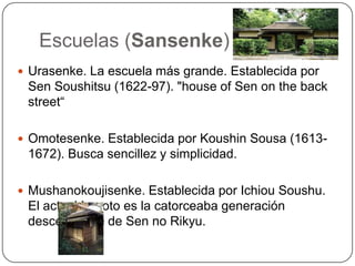 Casa o salón de té japonésTradicionalmente, las ceremonias del té o chanoyu se llevan a cabo en "casas" construidas específicamente a tal efecto. Sin importar el rango de cada uno, la entrada sólo puede hacerse agachándose para ingresar por una puerta pequeña. Así, desde el principio se abole la jerarquía y los participantes de la ceremonia se hacen simbólicamente iguales. La estructura no tiene ventanas con bellas vistas. La luz se controla mediante el uso de pequeñas ventanas ubicadas de tal manera que los utensilios de la ceremonia se muestren de la forma más agradable posible. Algo que poseen todos los salones de té en común es que el suelo esta conformado por los tatamis, estos a su vez determinan el tamaño final de la estructura. 