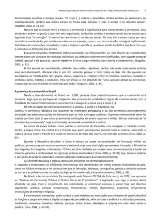 Material organizado por Rafaela Malerba. Disponível em: <http://rafaelamalerba.weebly.com>

9

determinadas escolhas e tempos sociais. “O ritual *...+ ordena a desordem, atribui sentido ao acidental e ao
incompreensível, confere aos atores sociais os meios para dominar o mal, o tempo e as relações sociais”
(Segalen, 2002, p. 31-32)
Nota-se que o vínculo entre o ritual e o cerimonial é significativo para compreender o cerimonial. Essa
atividade também organiza o que não está organizado, atribuindo sentido e estabelecendo atores sociais para
legitimar essa “arrumação”. O mestre de cerimônias é um desses atores. Os ritos são caracterizados por atos
simbólicos manifestados por emblemas materiais e corporais, como o uso de um brasão, a insígnia institucional,
distintivos de associações, sociedades, trajes e objetos específicos, qualquer alusão simbólica que faça com que
o indivíduo se diferencie dos demais.
Enquanto conjuntos fortemente institucionalizados ou efervescentes, os ritos devem ser considerados
sempre como um conjunto de condutas individuais ou coletivas relativamente codificadas, com suporte corporal
(verbal, gestual e de postura), caráter repetitivo e forte carga simbólica para atores e testemunhas. (Segalen,
2002, p. 32)
O rito precisa ser reconhecido, validado. Seu caráter repetitivo, porém, não pode representar sozinho
esse reconhecimento. Almoçar não é um rito somente porque é feito todos os dias. Há rito quando ele
acompanha as modificações dos grupos sociais, organiza as relações entre os homens, evidencia condutas e
simboliza ações, hábitos e costumes. Para ser eficaz, o rito depende de “uma validade global do cerimonial,
inseparável de uma liceidade reconhecida por todos” (Segalen, 2002, p. 33).
A presença do cerimonial no Brasil
Desde o descobrimento do Brasil, em 1.500, pode-se dizer metaforicamente que o cerimonial está
presente. Logo que os portugueses chegaram, eles procuraram estabelecer regras de convívio social, com a
finalidade de marcar historicamente sua presença e assegurar a posse para a coroa [...].
Há três períodos do cerimonial brasileiro: a Colônia, a Corte e a República. Na
Colônia, o cerimonial obedecia aos costumes da metrópole portuguesa e ao seu cerimonial profundamente
enraizado nas estruturas sociais em harmonia com os ritos e liturgias católicos. O grande cerimonial da corte foi
trazido por Dom João VI que criou as primeiras instituições de ensino superior e militar. Daí ser chamado de “o
iniciador dos cerimoniais”, hoje os chamados cerimonial universitário e militar.
As cortes da época tinham como padrão o cerimonial de Versailles com variações e tradições locais,
porém a língua oficia das cortes era o francês que assim permaneceu durante todo o império, marcando a
cultura carioca onde o francês era usado no comércio de mais alto nível e nos chás das senhoras (Lins, 2002, p.
95)
Quando a República dissolveu a Corte e elevou ao poder personalidades de formação militar ou
políticos, provocou-se um vazio no cerimonial nacional, mas uma instituição permaneceu intocada: o Ministério
dos Negócios Estrangeiros, o Itamaraty. “O fato de tê-lo chefiado por muitos anos um monarquista e barão do
império, garantiu a continuidade de rigorosas práticas protocolares” (Lins, 2002, p. 95-96) que, desde o império
e por gosto do próprio imperador, vinham sofrendo modificações do protocolo britânico.
As correntes francesa e inglesa continuam presentes no cerimonial brasileiro
e, segundo o embaixador, as influências monárquicas são identificadas em vários eventos tradicionais do país,
como no folclore maracatu e no carnaval em que as fantasias, adereços, coreografias, gestos e símbolos evocam
as cortes e as deferências do cortesão nas figuras do mestre-sala e da porta-bandeira.(2002, p. 96).
No Brasil, o termo cerimonial foi consagrado pelo Decreto 70.274, de 9 de março de 1972, que aprovou
as “Normas do Cerimonial Público e Ordem Geral de Precedência”, a legislação que rege a prática dessa
atividade no país. Com o crescimento das solenidades, o cerimonial avançou e existe hoje em diversos
segmentos: público, privado (empresarial, institucional), militar, diplomático, esportivo, universitário
(instituições de ensino) e religioso.
É o cerimonial, entretanto, quem atribui a cada indivíduo ou instituição seus símbolos de poder, distribui
as funções e cargos em níveis e dispõe as regras de precedência, além de fazer a análise e a crítica dos preceitos,
modismos, costumes, maneiras, hábitos, crenças, mitos, tabus, ideologias e utopias em cada nível social e
político. (Lins, 2002, p. 62-63)

 