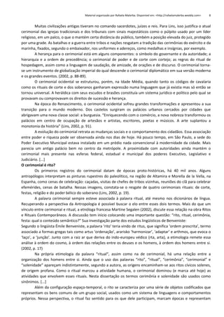 Material organizado por Rafaela Malerba. Disponível em: <http://rafaelamalerba.weebly.com>

8

Muitas civilizações antigas tiveram no comando sacerdotes, juízes e reis. Para Lins, isso justifica o atual
cerimonial das igrejas tradicionais e dos tribunais com sinais majestáticos como o púlpito usado por um líder
religioso, em um palco, o que o mantém certa distância do público, também a posição elevada do juiz, protegido
por uma grade. As batalhas e a guerra entre tribos e nações resgatam a tradição das cerimônias do exército e da
marinha, fixados, segundo o embaixador, nos uniformes e adereços, como medalhas e insígnias, por exemplo.
A herança para o cerimonial está em alguns componentes: o símbolo do governante e da autoridade; a
hierarquia e a ordem de precedência; o cerimonial de poder e de corte com cortejo; as regras do ritual de
hospedagem, assim como a linguagem de saudação, de amizade, de orações e de discurso. O cerimonial tornase um instrumento de globalização imperial do qual descende o cerimonial diplomático em sua versão moderna
e os grandes eventos. (2002, p. 88-89).
O cerimonial ocidental se estruturou, porém, na Idade Média, quando tanto os códigos de cavalaria
como os rituais de corte e dos soberanos ganharam expressão numa linguagem que já existia mas só então se
tornou universal. A heráldica com seus escudos e brasões constituía um sistema jurídico e político pelo qual se
provavam ou comprovavam os direitos de sucessão e herança.
Na época do Renascimento, o cerimonial ocidental sofreu grandes transformações e apresentou a sua
transição para o mundo moderno. Dos castelos surgiram os palácios urbanos cercados por cidades que
abrigavam uma nova classe social: a burguesia. “Enriquecendo com o comércio, a nova nobreza transformou os
palácios em centro de ocupação de artesãos e artistas, escritores, poetas e músicos. A arte suplantou a
monotonia da história” (Lins, 2002, p. 91).
A evolução do cerimonial retrata as mudanças sociais e o comportamento dos cidadãos. Essa associação
entre poder e riqueza pode ser observada ainda nos dias de hoje. Há pouco tempo, em São Paulo, a sede do
Poder Executivo Municipal estava instalado em um prédio nada convencional à modernidade da cidade. Mais
parecia um antigo palácio bem no centro da metrópole. A proximidade com autoridades ainda mantém o
cerimonial mais presente nas esferas federal, estadual e municipal dos poderes Executivo, Legislativo e
Judiciário. [...]
O cerimonial é rito?
Os primeiros registros do cerimonial datam de épocas proto-históricas, há 40 mil anos. Alguns
antropólogos interpretam as pinturas rupestres do paleolítico, na região de Altamira e Morella de la Vella, na
Espanha, como cenas de celebração: caçadas, visitas de chefes de tribos vizinhas, reuniões do clã para celebrar
efemérides, cenas de batalha. Nessas imagens, constata-se o resgate de quatro cerimoniais rituais: de corte,
festas, religião e do poder bélico do soberano (Lins, 2002, p. 19).
A palavra cerimonial sempre esteve associada à palavra ritual, até mesmo nos dicionários de língua.
Recuperando a perspectiva da Antropologia é possível buscar o elo entre esses dois termos. Mais do que um
vínculo entre cerimonial e ritual, a etnóloga francesa Martine Segalen (2002), discute essa relação na obra Ritos
e Rituais Contemporâneos. A discussão tem início colocando uma importante questão: “rito, ritual, cerimônia,
festa: qual o conteúdo semântico?” Sua investigação parte dos estudos lingüísticos de Benveniste:
Segundo o lingüista Émile Benveniste, a palavra ‘rito’ teria vindo de ritus, que significa ‘ordem prescrita’, termo
associado a formas gregas tais como artus ‘ordenação’, ararisko ‘harmonizar’, ‘adaptar’ e arthmos, que evoca o
‘laço’, a ‘junção’. Junto com a raiz ar que deriva do indo-europeu védico (rta, arta), a etimologia remete essa
análise à ordem do cosmo, à ordem das relações entre os deuses e os homens, à ordem dos homens entre si.
(2002, p. 17)
Na própria etimologia da palavra “ritual”, assim como na de cerimonial, há uma relação entre a
organização dos homens entre si. Ainda que o uso das palavras “rito”, “ritual”, “cerimônia”, “cerimonial” e
“solenidade” apareçam indistintamente, segundo a autora, as origens encaminham-se aos ritos cívicos solenes,
de origem profana. Como o ritual marcou a atividade humana, o cerimonial dominou (e marca até hoje) as
atividades que envolvem esses rituais. Nesta dissertação os termos cerimônia e solenidade são usados como
sinônimos. [...]
Além da configuração espaço-temporal, o rito se caracteriza por uma série de objetos codificados que
representam os bens comuns de um grupo social, usados como um sistema de linguagens e comportamentos
próprios. Nessa perspectiva, o ritual faz sentido para os que dele participam, marcam épocas e representam

 