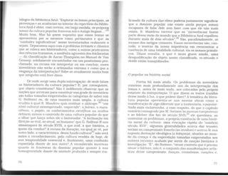 tálogos da BibliotecaAzul: "Explorar os temas principais, as
presenças e as ausências no interior do repertório da Biblio-
teca Azul é obter, com certeza, em larga medida, os próprios
temas da cultura popular francesa sob o Antigo Regnne... ·35
Muito bem. Mas há quem suponha que esses temas se
apresentem por si mesmos como pertinentes e que as
"unidades significativas" assim inventariadas realmente o
sejam. Deparamos aqui com o problema irritante e clássico
que se coloca aos historiadores, como a outros praticantes
das ciências humanas, a modéstia agressiva dos folcloristas
- da classificação de Aarne-Thompson no Manuel de Van
Gennep: solidamente encastelados em um positivismo pro-
clamado, na recusa em interpretar ou cm concluir, esses
inventários não serão a artimanha extrema e como que a
vingança da interpretação? Sabe-se atualmente muito bem
que ninguém está livre disso.
De onde surge uma dupla interrogação: de onde falam
os historiadores da cultura popular? E, por conseguinte,
que objeto constituem? Não é indiferente observar que as
noções que serviram para constituir suagrade de inventário
são todas tomadas emprestadas às categorias do saber (em
G. Bolleme) ou, de uma maneira mais ampla, à cultura
erudita à qual R. Mandrou quis restituir o alótropo.36
"um
nível cultural menosprezado. esquecido": ofeérico, o mara-
vilhoso. o pagão. os conhecimentos cient[fi.cos ou ocultos
definem menos o conteúdo de uma cultura popular do que
o olhar que lança sobre ele o historiador. "A inclinação em
direção ao real, ao atual, ao humano" que G. Bolleme lê nos
almanaques do século XVIII, a que real, a que história, a
quem ela conduz? A recusa da duração, na qual se vê. por
outro lado, a característica desse fundo cultural37
não será
antes o reconhecimento, pela cultura erudita de hoje, de
sua temporalidade essencial e, finalmente, uma confissão
espantada diante de seu outro? A reconhecida incerteza
quanto às fronteiras do domínio popular quanto à sua
homogeneidade diante da unidade profunda e sempre rea-
70
firmada da cultura das elites poderia justamente sigruficar
que o domínio popular não existe ainda porque somos
incapazes de falar dele sem fazer com que ele não mais
eXista. R. Mandrou escreve que as "incoerências fazem
parte dessa visão do mundo que a Biblioteca Azul espalhou
durante mais de dois séculos''.38
São, paradoxalmente, os
termos dos antigos censores. Essas incoerências são, con-
tudo, o inverso da nossa impotência em reencontrar a
coerência de uma totalidade cultural: eis os nossos primiti-
vos. Disso resulta. o que é mais grave ainda, uma
desqualificação do objeto assim classificado, rc-situado e
desde então tranqüilizador.
O popular na história social
Porém há mais ainda. Os problemas do inventário
remetem mais profundamente aos da interpretação dos
temas e, antes de mais nada. aos colocados pelo próprio
estatuto da interpretação. O que dizem os textos trazidos
desse modo à luz, o que podem dizer? A temática da litera-
tura popular apresenta-se nas nossas obras como a
manifestação de algo diferente que a sustentaria. o popular.
Nada mais esclarecedor, a esse respeito, do que o capítulo
sumário consagrado por M. Soriano às massas camponesas
e ao folclore dos fim do século XVII;39
ele questiona, ao
aumentar os problemas, a própria eXistência de uma histó-
ria social da cultura: uma evocação rápida do ''sombrio
século XVII", algumas generalidades acerca das tensões
sociais no campcsinato francês (as revoltas) e acerca de sua
suposta derivação ideológica (a feitiçaria), alusões ao mun~
do da crença e da superstição tomadas emprestadas aos
autores recentes acabam por servir de caução histórica à
investigação. "É'', diz Soriano. "nesse contexto que é preciso
situar o folclore, isto é, o conjunto das manifestações artís-
ticas desse campesinato: danças. cerimônias, canções e
71
 