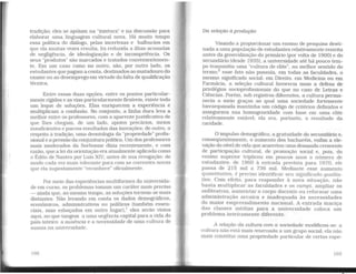 tradição; eles se apóiam na "mistura" e na discussão para
elaborar uma linguagem cultural nova. Há muito tempo
essa política do diálogo, pelas incertezas e balbucios em
que ela muitas vezes resulta, foi reduzida a ilhas acusadas
de negligência, de ideologização e de incompetência. Os
seus "produtos" são marcados e tratados convenientemen-
te. Em um caso como no outro, são, por outro lado, os
estudantes que pagam a conta, destinados ao matadouro do
exame ou ao desemprego em virtude da falta de qualificação
técnica.
Entre essas duas opções, entre os pontos particular-
mente rígidos e as vias particularmente flexíveis, existe todo
um leque de soluções. Elas enriquecem a experiência e
multiplicam a confusão. No conjunto, a linha dura leva a
melhor entre os professores, com a aparente justificativa de
que lhes chegam, de um lado, apoios precários, meios
insuficientes e parcos resultados das inovações; de outro, o
respeito à tradição, uma deontologia da "propriedade" profis-
sional e a pressão da conjuntura política. Um dos professores
mais moderados da Sorbonne dizia recentemente, e com
razão. que a lei da orientação era atualmente aplicada como
o Édito de Nantes por Luís XlV, antes de sua revogação: de
modo cada vez mais tolerante para com as correntes novas
que ela supostamente "reconhece" oficialmente.
Por meio das experiências multiformes da universida-
de em curso, os problemas tomam um caráter mais preciso
- ainda que, ao mesmo tempo, as soluções tornem-se mais
distantes. Não levando em conta os dados demográficos,
econômicos, administrativos ou políticos (também essen-
ciais, mas esboçados em outro lugar), 1
eles serão vistos
aqui, no que tangem a uma urgência capital para a vida do
país inteiro: a ausência e a necessidade de uma cultura de
massa na universidade.
102
Da seleção à produção
Visando a proporcionar um ensino de pesquisa desti-
nada a uma população de estudantes relativamente restrita
antes da generalização do primário (por volta de 1900) e do
secundário (desde 1935), a universidade até há pouco tem-
po transmitia uma "cultura de elite", no melhor sentido do
termo;2
esse fato não possuía, em todas as faculdades. o
mesmo significado social: em Direito, em Medicina ou em
Farmácia, a seleção cultural favorecia mais a defesa de
privilégios socioprofissionais do que no caso de Letras e
Ciências. Porém, sob registros diferentes, a cultura perma-
necia o meio graças ao qual uma sociedade fortemente
hierarquizada mantinha um código de critérios definidos e
assegurava sua homogeneidade com base em uma elite
relativamente estável; ela era, portanto. o resultado da
raridade.
O impulso demográfico, a gratuidade do secundário e.
conseqüentemente. o aumento dos bacharéis, enfim a ele-
vação do nível de vida que acarretou uma demanda crescente
de participação cultural, de promoção social e, pois, do
ensino superior triplicou em poucos anos o número de
estudantes: de 1960 à entrada prevista para 1970. ele
passa de 215 mil a 736 mil. Mediante esse aumento
quantitativo, é preciso identificar seu significado qualita-
tivo. Com efeito, para responder à nova situação, não
basta multiplicar as faculdades e os campi, ampliar os
anfiteatros, aumentar o corpo docente ou reformar uma
administração arcaica e inadequada às necessidades
do maior empreendimento nacional. A entrada maciça
das classes médias para a universidade coloca um
problema inteiramente diferente.
A relação da cultura com a sociedade modificou-se: a
cultura não está mais reservada a um grupo social; ela não
mais constitui uma propriedade particular de certas espe-
103
 