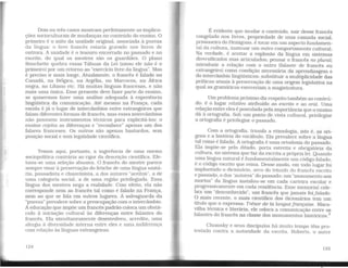 Dois ou três casos mostram perfeitamente as implica-
ções socioculturais de mudanças no conteúdo do ensino. O
primeiro é o mito da unidade original, associada à pureza
da língua: o bom francês estaria gravado nos livros de
outrora. A unidade é o tesouro encerrado no passado e no
escrito, do qual os mestres são os guardiães. O plano
Rouchette quebra essas Tábuas da Lei (nisso ele não é o
primeiro) por um retorno ao "exercício livre da língua". Mas
é preciso ir mais longe. Atualmente, o francês é fala~o no
Canadá. na Bélgica, na Argélia, no Marrocos, na Africa
negra, no Líbano etc. Há muitas línguas francesas, e não
mais uma única. Esse presente deve fazer parte do ensino.
se quisermos fazer uma análise adequada à experiência
lingüística da comunicação. Até mesmo na França, cada
escola é já o lugar de intercâmbios entre estrangeiros que
falam diferentes formas de francês, mas esses intercâmbios
não possuem instrumentos técnicos para explicitá-los: o
ensino rejeita as diferenças e "reconhece" apenas um dos
falares franceses. Os outros são apenas bastardos, sem
posição social e sem legalidade científica.
Temos aqui, portanto, a ingerência de urna norma
sociopolítica contrária ao rigor da descrição científica. Efe-
tuou-se uma seleção abusiva. O francês do mestre parece
sempre visar à preservação do fetiche de uma língua unitá-
ria, passadista e chauvinista, a dos autores "aceitos", a de
uma categoria social, a de uma região privilegiada. Essa
língua dos mestres nega a realidade. Com efeito, ela não
corresponde nem ao francês tal como é falado na França.
nem ao que se fala em outros lugares. A salvaguarda da
"pureza" prevalece sobre a preocupação com o intercâmbio.
A educação que impõe um francês padrão coloca um obstá-
culo à iniciação cultural às diferenças entre falantes do
francês. Ela simultaneamente desenvolveu. acredito, uma
alergia à diversidade interna entre eles e uma indiferença
com relação às línguas estrangeiras.
124
É evidente que mudar o conteúdo. sair desse francês
congelado nos livros, propriedade de uma camada social,
prisioneiro do Hexágono, é tocar em um aspecto fundamen-
tal da cultura, insinuar um outro comportamento cultural.
Na verdade. é aceitar a explosão da língua em sistemas
diversificados mas articulados; pensar o francês no plural:
introduzir a relação com o outro (falante de francês ou
estrangeiro) como condição necessária da aprendizagem e
do intercâmbio lingüísticos; substituir a multiplicidade das
práticas atuais à preservação de uma origem legislativa na
qual as gramáticas exerceriam a magistratura.
Um problema próximo diz respeito também ao conteú-
do: é o lugar relativo atribuído ao escrito e ao oral. Uma
relação entre eles é postulada pela importânciaque o ensino
dá à ortografia. Sob um ponto de vista cultural. privilegiar
a ortografia é privilegiar o passado.
Com a ortografia, triunfa a etimologia, isto é, as ori-
gens e a história do vocábulo. Ela prevalece sobre a língua
tal como é falada. A ortografia é uma ortodoxia do passado.
Ela impõe-se pelo ditado, porta estreita e obrigatória da
cultura, no sistema que faz da escrita a própria lei. Quando
uma língua natural é fundamentalmente um código falado,
é o código escrito que reina. Desse modo, em todo lugar foi
implantado o dicionário. arco do triunfo do francês escrito
e passado, o dos "autores" do passado: um "monumento aos
mortos" da língua instalou-se em cada carteira escolar e
progressivamente em cada residência. Esse memorial cele-
bra um "desconhecido", um francês que jamais foifalado.
O mais recente, o mais científico dos dicionários tem um
título que o expressa: Trésor de la languefrançaise. Mara-
vilha técnica e literária, ele coloca a comunicação entre os
falantes do francês na classe dos monumentos históricos.2
Chomsky e seus discípulos há muito tempo têm pro-
testado contra a autoridade da escrita. Roberts, o autor
 