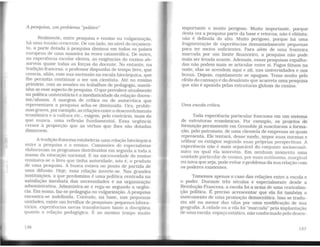A pesquisa, um problema "político"
Realmente, entre pesquisa e ensino ou vulgarização,
há uma tensão crescente. De um lado. no rúvel do orçamen-
to. a parte dotada à pesquisa diminui em todos os países
europeus de uma maneira às vezes catastrófica. De outro,
na experiência escolar efetiva, as exigências elo ensino ab-
sorvem quase todas as forças do docente. No entanto, na
tradição francesa. o professor dispunha de tempo livre, que
crescia, aliás, com sua ascensão na escala hierárquica, que
lhe permitia continuar a ser um cientista. Até no ensino
primário, com as sessões ou trabalhos de pedagogia, manti-
nha-se esse aspecto de pesquisa. O que prevalece atualmente
na política universitária é a imediaticidade da relação docen-
tes/alunos. A margem de crítica ou de autocrítica que
representava a pesquisa acha-se diminuída. Ora, proble-
mas graves. por exemplo. as relações entreo desenvolvimento
econômico e a cultura etc., exigem, pelo contrário, mais do
que nunca. uma reflexão fundamental. Essa urgência
cresce à proporção que as verbas que lhes são dotadas
diminuem.
A tradição francesa estabelecia uma relação hierárquica
entre a pesquisa e o ensino. Comissões de especialistas
elaboravam os programas distribuídos em seguida a toda a
massa da educação nacional. E na microuniclade elo ensino
ensinava-se o livro que tinha autoridade, isto é, o produto
de uma pesquisa. A busca estava no ponto de partida de
uma difusão. Hoje, essa relação inverte-se. Nas grandes
instituições, o que predomina é uma política centrada na
satisfação imediata das necessidades e na organização
administrativa. Administra-se e rega-se segundo a urgên-
cia. Em suma, faz-se pedagogia ou vulgarização. A pesquisa
encontra-se indefinida. Contudo, na base, nas pequenas
unidades. existe um fervilhar de pesquisas: pequenos labora-
tórios, experiências novas transformam tanto a disciplina
quanto a relação pedagógica. É ao mesmo tempo muito
136
importante e muito perigoso. Muito importante, porque
desta vez a pesquisa parte da base e retorna; não é elitista;
não é definida do alto. Muito perigoso. porque há urna
fragmentação de experiências demasiadamente pequenas
para ter meios s uficientes. Para além de uma fronteira
marcada por um limile fmanceiro, a pesquisa não pode
mais ser levada avante. Ademais, essas pesquisas espalha-
das não podem mais se articular entre si. Fogos fátuos na
noite, elas se acendem aqui e ali, nas universidades e nos
liceus. Depois, rapidamente se apagam. Temo muito pelo
efeito do cansaço e do desalento que acarreta uma pesquisa
que não é apoiada pelas estruturas globais do ensino.
Uma escola crítica
Toda experiência particular funciona em um sistema
de estruturas econômicas. Por exemplo. os projetos de
formação permanente em Grenoble já suscitaram a forma-
ção, pelo patronato. de uma clientela de empresas as quais
representa. Ele tentará, desse modo, impor suas normas e
utilizar os estágios segundo suas próprias perspectivas. A
experiência não é mais separável do conjunto socioeconô-
mico no qual ela intervém. Em nenhum momento uma
unidade particular de ensino, por mais autônoma. marginal
ou nova que seja, pode evitar o problema da sua relação com
os poderes existentes.
Tomemos apenas o caso das relações entre a escola e
o poder. Durante três séculos e especialmente desde a
Revolução Francesa. a escola foi a arma de uma centraliza-
ção política. É preciso acrescentar que ela foi também o
instrumento de uma promoção democrática. Isso se tradu-
ziu até na menor das vilas por uma modificação de sua
geografia. A cidade ou a vila foi "marcada" pela implantação
de umaescola: espaço estático, não conformado pelo desen-
137
 