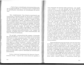 - Você crê que a reivindicação etnonacional deva exer-
cer um papel particular no cruzamento dessa multiplicidade
de reivindicações minoritárias, de reivindicações de autono-
mia?
Sim, completamente. Com relação ao movimento que
caracterizou a segunda metade do século XIX e a primeira
metade do XX e que arrastava o campesinato e os habitan-
tes das províncias para Paris ou para a cidade (o fluxo
levava o campo para a cidade, os habitantes das províncias
para a capital), começa-se a verificar, em muitas sociedades,
um refluxo. As cidades americanas, por exemplo, vêem seus
centros se esvaziarem e os membros das classes médias
retornarem para os campos, de modo que a separação
cidade/campo torna-se agora arqueológica: nessa socieda-
de pós-urbana, encontraremos cadavez mais, no centro das
cidades, os grupos mais proletarizados e, nos "campos" do
passado. os grupos mais ricos e mais tecnocratizados. Há
uma reversão do movimento.
De um lado, a revivescência dos campos, a renovação
dos provincialismos e de um certo número de autonomias
inscrevem-se nesse movimento geral. Até mesmo no nível
cultural a possibilidade de enfrentar o problema bretão
como um problema importante para a sociedade francesa
está ligada ao refluxo econômico, turístico e burguês do
qual acabamos de falar. Já é um movimento geral que diz:
"A Bretanha. o Languedoc, a Provença são fundamentais."
Também a pesquisa científica. o urbanismo. a história ou a
arqueologia interessam-se cada vez mais por tudo que
acontece nos campos. Esse retorno para as províncias é um
pano de fundo sobre o qual se desenham as reivindicações
autonomistas.
Porém o interesse fundamental das minorias étnicas,
ocitanas, bretãs... é querer dar a esse retorno do repelido, a
152
essa renovação do interesse pelas províncias, uma signifi-
cação política; é o de não permitir que ele se inscreva
somente no movimento homogêneo de um refluxo dos tec-
nocratas para os campos. De fato, as categorias sociais que
retornam para os campos representam uma urbanização do
campo. Elas colonizam o conjunto do território francês com
investimentos, com preocupações, um tipo de comunicação
cultural elaborado anteriormente na cidade. Ora, o movi-
mento bretão, beneficiando-se, por um lado. desse refluxo
vindo do exterior, pretende exatamente posar como autôno-
mo e não somente como dependente da cidade ou do
interesse novo dos promotores dos campos. Em outras
palavras, o movimento bretão coloca o problema que é
eliminado por esse desenvolvimento sociotecnocrático das
províncias na lógica de uma sociedade capitalista. Ele en-
frenta o problema de maneira diferente daquela sob a forma
de uma relação imediata entre, de um lado, indivíduos (o
burguês ou o patrão que vai se instalar em Beg-Meil) e, de
outro, um sistema econômico. O movimento bretão restau-
ra uma mediação necessária: a intervenção do grupo local
envolvido. Nesse caso, não será somente uma lei geral da
sociedade que arrastará os indivíduos para as províncias:
há uma realidade coletiva própria da Bretanha que não
pode ser assimilada, apagada pela ação unicamente da lei
socioeconômica.
Essainterferênciado grupo bretão como tal reintroduz
na análise econômica, fmalmente abstrata, a vontade polí-
tica dos membros pertencentes a um grupo próprio. É
justamente o fato de poder fazer triunfar uma politização da
evolução econômica que se constata no conjunto de uma
sociedade. A ideologia de todo movimento liberal ou capita-
lista tem como característica considerar os fenômenos
sociais apenas sob o ângulo de uma lei geral em sua relação
com vontades individuais. Ela apaga da história os conflitos
e as relações entre grupos ou entre classes. Ela elimina,
desse modo, o querer coletivo. O movimento bretão (que
153
 