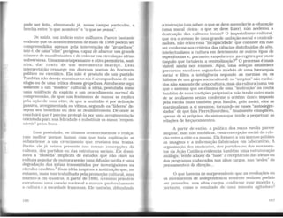 pode ser feita, eliminando já, nesse campo particular, a
brecha entre "o que acontece" e "o que se pensa".
De saída, um indício entre milhares. Parece bastante
evidente que os acontecimentos de maio de 1968 podem ser
compreendidos apenas pela intervenção de "grupelhos",
isto é, de uma "elite" perigosa, capaz de abarcar um grande
número de manifestantes e de colocar em circulação idéias
subversivas. Uma minoria pensante e ativa permitiria, sozi-
nha, dar conta de um movimento maciço. Essa
interpretação ressurge em diversos pontos do horizonte
político ou científico. Ela não é produto de um partido.
Também não desejo examinar se ela é acompanhada de um
elogio ou de uma crítica desses grupelhos. Atenho-me aqui
somente a um "modelo" cultural: a idéia, postulada como
uma evidência do espírito e um procedimento normal da
compreensão, de que um fenômeno de massa se explica
pela ação de uma elite; de que a multidão é por definição
passiva, arregimentada ou vítima, segundo os "líderes" de-
sejem seu benefício ou dele se desinteressem. De onde se
concluirá que é preciso protegê-la por uma arregimentação
orientada para sua felicidade e substituir os maus "respon-
sáveis" pelos bons.
Esse postulado, os últimos acontecimentos o realça-
ram melhor porque faziam com que toda explicação se
submetesse a um crescimento que revelava sua trama.
Porém ele já estava presente nas nossas concepções da
cultura, dos partidos ou das estruturas sociais. Ele domi-
nava a "filosofia" implícita de estudos que não viam na
cultura popular de outrora senão uma difusão tardia e uma
degradação das idéias transmitidas por investigadores ou
círculos eruditos.5
Essa idéia inspirou a instituição que, no
entanto, mais tem trabalhado pela promoção cultural, mas
fixando-a em quadros. A partir de 1880, o ensino primário
estruturou uma coesão nacional e marcou profundamente
a cultura e a sociedade francesas. Ele também, difundindo
166
a instrução (um saber: o que se deve aprender) e a educação
(uma moral cívica: o que se deve fazer), não acelerou a
destruição das culturas locais? O imperialismo cultural,
que era o avesso de uma grande ambição social e centrali-
zadora, não criou essa "incapacidade" que consiste em não
ser conforme aos critérios das ciências distribuídas do alto,
intelectualizou a cultura em detrimento de outros tipos de
experiências e, portanto, empobreceu as regiões por meio
daquilo que fortalecia a centralização?6
O processo é mais
visível ainda nos exames. Aqui, uma seleção estabelece
percursos escolares segundo o modelo de uma hierarquia
social e filtra a inteligência segundo as normas ou os
hábitos de um grupo sociocultural: os "ineptos" são excluí-
dos não somente de uma cultura, mas da cultura (uma vez
que o sistema que os elimina de uma "instrução" os rouba
também de suas tradições próprias) e. não tendo outro meio
de se avaliarem senão conforme o critério único imposto
pela escola (mas também pela família, pelo meio), eles se
marginalizam a si mesmos; tornando-se esses "autodegre-
dados" de que fala Pierre Bourdieu.7
finalmente cúmplices,
apesar de si próprios, do sistema que tende a perpetuar as
relações de força existentes.
A partir de então, a política dos mass media parece
ampliar, mas não modificar, essa concepção social da rela-
ção entre a elite e a massa. Ela fornece a um imenso público
as imagens e a informação fabricadas em laboratório. A
organização dos sindicatos, dos partidos ou dos movimen-
tos da Ação Católica evidencia também uma estruturação
análoga; tende a fazer da "base" o receptáculo das idéias ou
dos programas elaborados nos altos cargos, nas "sedes" do
pensamento e da direção...
O que haveria de surpreendente que as revoluções ou
os movimentos de independência somente tenham podido
ser pensados, nos altos cargos, conforme esse modelo e,
portanto, como o resultado de uma minoria agitadora?
167
 