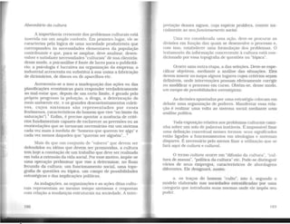 Abecedário da cultura
A importância crescente dos problemas culturais está
inserida em um amplo contexto. Em primeiro lugar, ele se
caracteriza pela lógica de uma sociedade produtivista que
correspondeu às necessidades elementares da população
contribuinte e que, para se ampliar, deve analisar, desen-
volver e satisfazer necessidades "culturais" de sua clientela:
desse modo, a psicanálise é fonte de lucro para o publicitá-
rio; a psicologia é lucrativa na organização da empresa; o
industrial acrescenta ou substitui à sua usina a fabricação
de dicionários, de discos ou de aparelhos etc.
Acrescenta-se a isso a inadequação das ações ou das
planificações econômicas para responder verdadeiramente
ao mal-estar que, depois de um certo limite, é gerado pelo
próprio progresso (a poluição, a droga, a deterioração do
meio ambiente etc. e os grandes descontentamentos coleti-
vos, cujos sintomas são representados por esses
fenômenos, característicos do homem que vive "no limite da
saturação"). 1
Enfim, é preciso apontar a ausência de crité-
rios fundamentais capazes de esclarecer as previsões ou as
reorientações que se tornaram necessárias em um sistema
cada vez mais à medida de "homens que querem ter algo" e
cada vez menos daqueles que "querem ser alguém"...2
Mais do que um conjunto de "valores" que devem ser
defendidos ou idéias que devem ser promovidas, a cultura
tem hoje a conotação de um trabalho que deve ser realizado
em toda a extensão da vida social. Por esse motivo, impõe-se
uma operação preliminar que vise a determinar, no fluxo
fecundo da cultura: um funcionamento social, uma topo-
grafia de questões ou tópica, um campo de possibilidades
estratégicas e das implicações políticas.
As indagações, as organizações e as ações ditas cultu-
rais representam ao mesmo tempo sintomas e respostas
com relação a mudanças estruturais na sociedade. A inter-
pretação desses signos, cuja espécie prolifera, remete ini-
cialmente ao seujuncionamento social.
Uma vez considerada uma ação, deve-se procurar as
divisões em função das quais se desenvolve o processo e,
com isso, estabelecer uma formulação dos problemas. O
tratamento da informação concernente à cultura está con-
dicionado por essa topografia de questões ou "tópica".
Ocorre uma outra etapa, a das seleções. Deve-se espe-
cificar objetivos, mediante a análise das situações. Eles
devem inserir no mapa alguns lugares cujos critérios sejam
definíveis, onde intervenções possam efetivamente corrigir
ou modificar o processo em curso. Obtém-se, desse modo,
um campo de possibilidades estratégicas.
As decisões apontadas por uma estratégia colocam em
debate uma organização de poderes. Manifestar essa rela-
ção é realizar uma volta ao sistema social mediante uma
análise política.
Toda exposição relativa aos problemas culturais cami-
nha sobre um solo de palavras instáveis. É impossível fixar
urna definição conceitua! nesses termos: seus significados
estão ligados a funcionamentos em ideologias e sistemas
díspares. É necessário pelo menos fixar a utilização que se
fará aqui de cultura e cultural.
O termo cultura ocorre em "difusão da cultura", "cul-
tura de massa", "política da cultura" etc. Pode-se distinguir
vários de seus empregos, característicos de abordagens
diferentes. Ele designará. assim:
a. os traços do homem "culto", isto é, segundo o
modelo elaborado nas sociedades estratificadas por uma
categoria que introduziu suas normas onde ele impôs seu
poder.
193
 