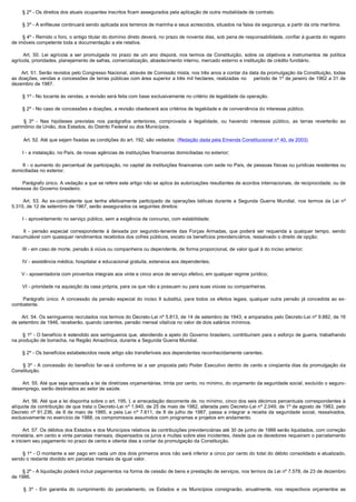         § 2º - Os direitos dos atuais ocupantes inscritos ficam assegurados pela aplicação de outra modalidade de contrato.

        § 3º - A enfiteuse continuará sendo aplicada aos terrenos de marinha e seus acrescidos, situados na faixa de segurança, a partir da orla marítima.

        § 4º - Remido o foro, o antigo titular do domínio direto deverá, no prazo de noventa dias, sob pena de responsabilidade, confiar à guarda do registro
de imóveis competente toda a documentação a ele relativa.

         Art.  50.  Lei  agrícola  a  ser  promulgada  no  prazo  de  um  ano  disporá,  nos  termos  da  Constituição,  sobre  os  objetivos  e  instrumentos  de  política 
agrícola, prioridades, planejamento de safras, comercialização, abastecimento interno, mercado externo e instituição de crédito fundiário.

        Art. 51. Serão revistos pelo Congresso Nacional, através de Comissão mista, nos três anos a contar da data da promulgação da Constituição, todas
as doações, vendas e concessões de terras públicas com área superior a três mil hectares, realizadas no período de 1º de janeiro de 1962 a 31 de
dezembro de 1987.

        § 1º - No tocante às vendas, a revisão será feita com base exclusivamente no critério de legalidade da operação.

        § 2º - No caso de concessões e doações, a revisão obedecerá aos critérios de legalidade e de conveniência do interesse público.

         §  3º - Nas hipóteses previstas nos parágrafos anteriores, comprovada a ilegalidade, ou havendo interesse público, as terras reverterão ao
patrimônio da União, dos Estados, do Distrito Federal ou dos Municípios.

        Art. 52. Até que sejam fixadas as condições do art. 192, são vedados: (Redação dada pela Emenda Constitucional nº 40, de 2003)

        I - a instalação, no País, de novas agências de instituições financeiras domiciliadas no exterior;

        II - o aumento do percentual de participação, no capital de instituições financeiras com sede no País, de pessoas físicas ou jurídicas residentes ou
domiciliadas no exterior.

        Parágrafo único. A vedação a que se refere este artigo não se aplica às autorizações resultantes de acordos internacionais, de reciprocidade, ou de 
interesse do Governo brasileiro.

         Art.  53.  Ao  ex-combatente que tenha efetivamente participado de operações bélicas durante a Segunda Guerra Mundial, nos termos da Lei nº
5.315, de 12 de setembro de 1967, serão assegurados os seguintes direitos:

        I - aproveitamento no serviço público, sem a exigência de concurso, com estabilidade;

         II  - pensão especial correspondente à deixada por segundo-tenente das Forças Armadas, que poderá ser requerida a qualquer tempo, sendo
inacumulável com quaisquer rendimentos recebidos dos cofres públicos, exceto os benefícios previdenciários, ressalvado o direito de opção;

        III - em caso de morte, pensão à viúva ou companheira ou dependente, de forma proporcional, de valor igual à do inciso anterior;

        IV - assistência médica, hospitalar e educacional gratuita, extensiva aos dependentes;

        V - aposentadoria com proventos integrais aos vinte e cinco anos de serviço efetivo, em qualquer regime jurídico;

        VI - prioridade na aquisição da casa própria, para os que não a possuam ou para suas viúvas ou companheiras.

         Parágrafo  único.  A  concessão  da  pensão  especial  do  inciso  II  substitui,  para  todos  os  efeitos  legais,  qualquer  outra  pensão  já  concedida  ao  ex-
combatente.

        Art. 54. Os seringueiros recrutados nos termos do Decreto-Lei nº 5.813, de 14 de setembro de 1943, e amparados pelo Decreto-Lei nº 9.882, de 16
de setembro de 1946, receberão, quando carentes, pensão mensal vitalícia no valor de dois salários mínimos.

        § 1º - O benefício é estendido aos seringueiros que, atendendo a apelo do Governo brasileiro, contribuíram para o esforço de guerra, trabalhando
na produção de borracha, na Região Amazônica, durante a Segunda Guerra Mundial.

        § 2º - Os benefícios estabelecidos neste artigo são transferíveis aos dependentes reconhecidamente carentes.

         § 3º - A concessão do benefício far-se-á conforme lei a ser proposta pelo Poder Executivo dentro de cento e cinqüenta dias da promulgação da
Constituição.

        Art. 55. Até que seja aprovada a lei de diretrizes orçamentárias, trinta por cento, no mínimo, do orçamento da seguridade social, excluído o seguro-
desemprego, serão destinados ao setor de saúde.

        Art. 56. Até que a lei disponha sobre o art. 195, I, a arrecadação decorrente de, no mínimo, cinco dos seis décimos percentuais correspondentes à 
alíquota da contribuição de que trata o Decreto-Lei nº 1.940, de 25 de maio de 1982, alterada pelo Decreto-Lei nº 2.049, de 1º de agosto de 1983, pelo
Decreto nº 91.236, de 8 de maio de 1985, e pela Lei nº 7.611, de 8 de julho de 1987, passa a integrar a receita da seguridade social, ressalvados,
exclusivamente no exercício de 1988, os compromissos assumidos com programas e projetos em andamento.

        Art. 57. Os débitos dos Estados e dos Municípios relativos às contribuições previdenciárias até 30 de junho de 1988 serão liquidados, com correção 
monetária, em cento e vinte parcelas mensais, dispensados os juros e multas sobre eles incidentes, desde que os devedores requeiram o parcelamento
e iniciem seu pagamento no prazo de cento e oitenta dias a contar da promulgação da Constituição.

        § 1º - O montante a ser pago em cada um dos dois primeiros anos não será inferior a cinco por cento do total do débito consolidado e atualizado,
sendo o restante dividido em parcelas mensais de igual valor.

        § 2º - A liquidação poderá incluir pagamentos na forma de cessão de bens e prestação de serviços, nos termos da Lei nº 7.578, de 23 de dezembro
de 1986.

         §  3º - Em garantia do cumprimento do parcelamento, os Estados e os Municípios consignarão, anualmente, nos respectivos orçamentos as
 