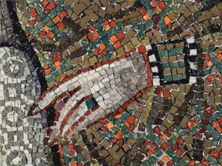 CORTEJO DE TEODORA
En el costado opuesto
aparece el mosaico de la
emperatriz Teodora, con
las vestiduras propias de
las grandes ceremonias. La
clámide de púrpura tiene
bordadas en una franja
inferior a los Reyes
Magos, simbolizando que
es también reina y que, a
semejanza de ellos, viene
a hacer un presente a
Cristo, pues porta un
precioso cáliz. Se           A diferencia del mosaico de Justiniano y su corte en este
encuentra acompañada         se insinúa un fondo arquitectónico (cortinajes, la
por dos altos funcionarios   venera, la puerta...). El detalle de la fuente alude a que
                             únicamente en Bizancio se habían preservado los
y por algunas damas de la
                             conocimientos de hidraúlica para construirlas y se
corte.                       consideraban auténticos lujos.
 