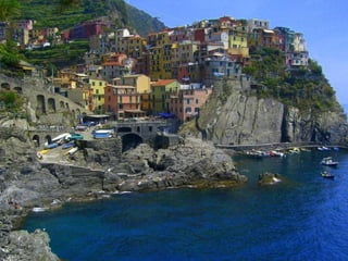 Manarola C’est le plus petit village,  établi sur un cap rocheux.  Au sommet du village,  une église gothique de 1388. 