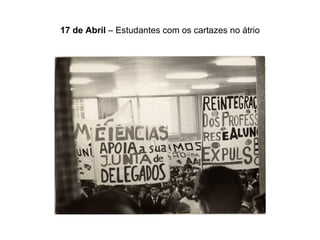 17 de Abril  – Estudantes com os cartazes no átrio 
