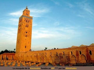 La mosquée de la  Koutoubia  fondée au  XII e  siècle  par les  Almohades 