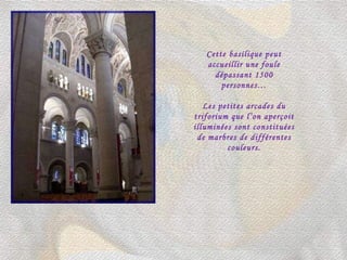 Cette basilique peut accueillir une foule dépassant 1500 personnes… Les petites arcades du triforium que l’on aperçoit illuminées sont constituées de marbres de différentes couleurs. 