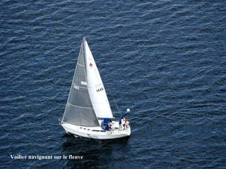 Voilier naviguant sur le fleuve 