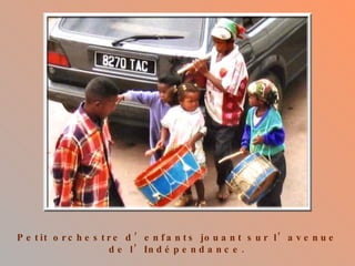 Petit orchestre d’enfants jouant sur l’avenue de l’Indépendance. 