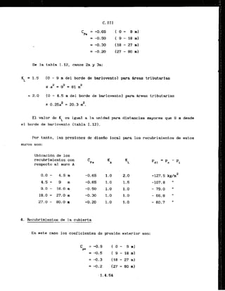 De la tabla I. 12, casos 2a y 3a:
(0 - 9 m del borde de barlovento) para &reas tributarlas
2
s a = g 2 = 8 1 m
2
(0 - 4 . 5 m del bode de barlovent01 para &reas tributarias
2
5 0.25a2 = 20.3 rn .
El valor de Kt es igual a la unidad para distancias mayores que 9 m desde
el borde de barlovento (tabla 1.12).
Por tanto, las presiones de diseiio local para 10s recubrimientos de estos
muros son:
Ubicacibn de 10s
recubrimientos con
respecto al muro A
4. Recubrihientos de la cubierta
En este caso 10s coeficientes de pFesi6n exterior son:
 