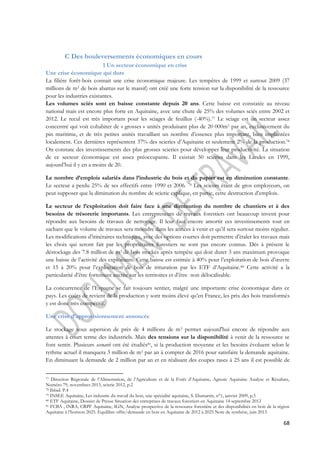 68 
C Des bouleversements économiques en cours 
1 Un secteur économique en crise 
Une crise économique qui dure 
La filière forêt-bois connait une crise économique majeure. Les tempêtes de 1999 et surtout 2009 (37 
millions de m3 de bois abattus sur le massif) ont créé une forte tension sur la disponibilité de la ressource 
pour les industries existantes. 
Les volumes sciés sont en baisse constante depuis 20 ans. Cette baisse est constatée au niveau 
national mais est encore plus forte en Aquitaine, avec une chute de 25% des volumes sciés entre 2002 et 
2012. Le recul est très important pour les sciages de feuillus (-40%).77 Le sciage est un secteur assez 
concentré qui voit cohabiter de « grosses » unités produisant plus de 20 000m3 par an, exclusivement du 
pin maritime, et de très petites unités travaillant un nombre d’essence plus important, bien implantées 
localement. Ces dernières représentent 37% des scieries d’Aquitaine et seulement 2% de la production.78 
On constate des investissements des plus grosses scieries pour développer leur productivité. La situation 
de ce secteur économique est assez préoccupante. Il existait 50 scieries dans les Landes en 1999, 
aujourd’hui il y en a moins de 20. 
Le nombre d’emplois salariés dans l’industrie du bois et du papier est en diminution constante. 
Le secteur a perdu 25% de ses effectifs entre 1990 et 2006. 79 Les scieurs étant de gros employeurs, on 
peut supposer que la diminution du nombre de scierie explique, en partie, cette destruction d’emplois. 
Le secteur de l’exploitation doit faire face à une diminution du nombre de chantiers et à des 
besoins de trésorerie importants. Les entrepreneurs de travaux forestiers ont beaucoup investi pour 
répondre aux besoins de travaux de nettoyage. Il leur faut encore amortir ces investissements tout en 
sachant que le volume de travaux sera moindre dans les années à venir et qu’il sera surtout moins régulier. 
Les modifications d’itinéraires techniques, avec des options courtes doit permettre d’étaler les travaux mais 
les choix qui seront fait par les propriétaires forestiers ne sont pas encore connus. Dès à présent le 
déstockage des 7.8 million de m3 de bois stockés après tempête qui doit durer 3 ans maximum provoque 
une baisse de l’activité des exploitants. Cette baisse est estimée à 40% pour l’exploitation de bois d’oeuvre 
et 15 à 20% pour l’exploitation de bois de trituration par les ETF d’Aquitaine.80 Cette activité a la 
particularité d’être fortement ancrée sur les territoires et d’être non délocalisable. 
La concurrence de l’Espagne se fait toujours sentier, malgré une importante crise économique dans ce 
pays. Les coûts de revient de la production y sont moins élevé qu’en France, les prix des bois transformés 
y est donc très compétitif. 
Une crise d’approvisionnement annoncée 
Le stockage sous aspersion de près de 4 millions de m3 permet aujourd'hui encore de répondre aux 
attentes à court terme des industriels. Mais des tensions sur la disponibilité à venir de la ressource se 
font sentir. Plusieurs scenarii ont été étudiés81, si la production moyenne et les besoins évoluent selon le 
rythme actuel il manquera 3 million de m3 par an à compter de 2016 pour satisfaire la demande aquitaine. 
En diminuant la demande de 2 million par an et en réalisant des coupes rases à 25 ans il est possible de 
77 Direction Régionale de l’Alimentation, de l’Agriculture et de la Forêt d’Aquitaine, Agreste Aquitaine Analyse et Résultats, 
Numéro 79, novembres 2013, scierie 2012, p.2 
78 Ibbid. P.4 
79 INSEE Aquitaine, Les industrie du travail du bois, une spécialité aquitaine, S. Dumartin, n°1, janvier 2009, p.5 
80 ETF Aquitaine, Dossier de Presse Situation des entreprises de travaux forestiers en Aquitaine 14 septembre 2012 
81 FCBA , INRA, CRPF Aquitaine, IGN, Analyse prospective de la ressource forestière et des disponibilités en bois de la région 
Aquitaine à l’horizon 2025. Equilibre offre/demande en bois en Aquitaine de 2012 à 2025 Note de synthèse, juin 2013 
 