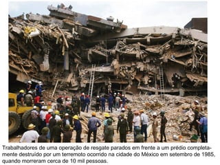 Trabalhadores de uma operação de resgate parados em frente a um prédio completamente destruído por um terremoto ocorrido n...