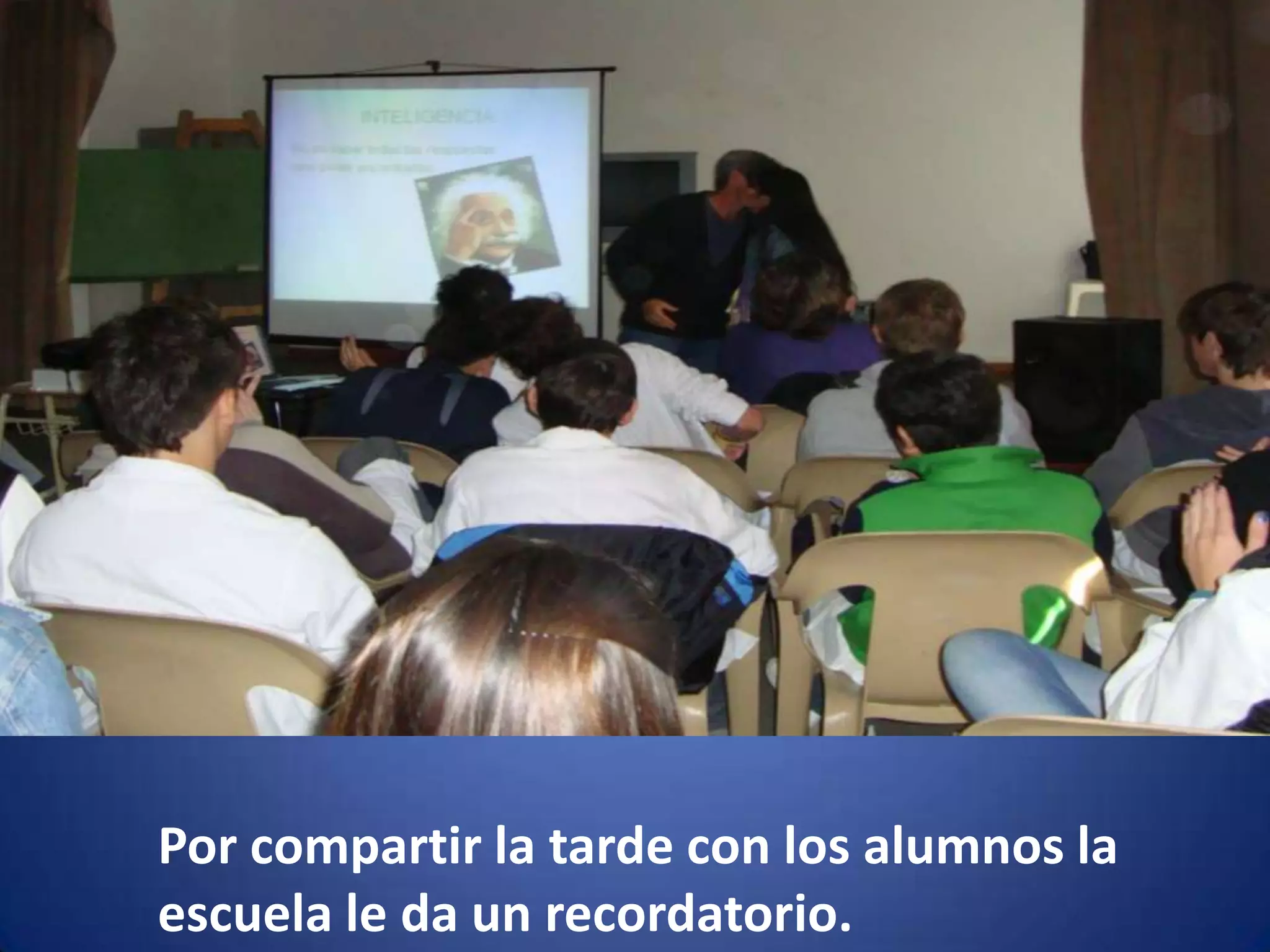 Por compartir la tarde con los alumnos la
escuela le da un recordatorio.