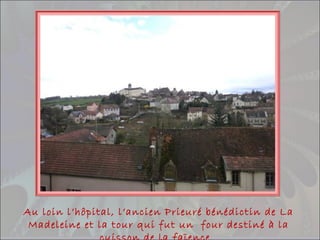 Au loin l’hôpital, l’ancien Prieuré bénédictin de La
Madeleine et la tour qui fut un four destiné à la
 