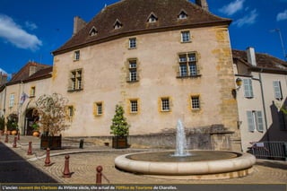 L'ancien couvent des Clarisses du XVIème siècle, site actuel de l‘Office de Tourisme de Charolles.
 
