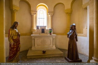 A droite Sainte-Marguerite d’Alacoque (qui fit sa première communion à Charolles), œuvre de René Davoine (sculpteur qui a vécu et travaillé à Charolles).
 