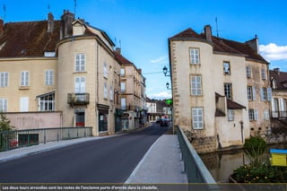 Les deux tours arrondies sont les restes de l’ancienne porte d’entrée dans la citadelle.
 
