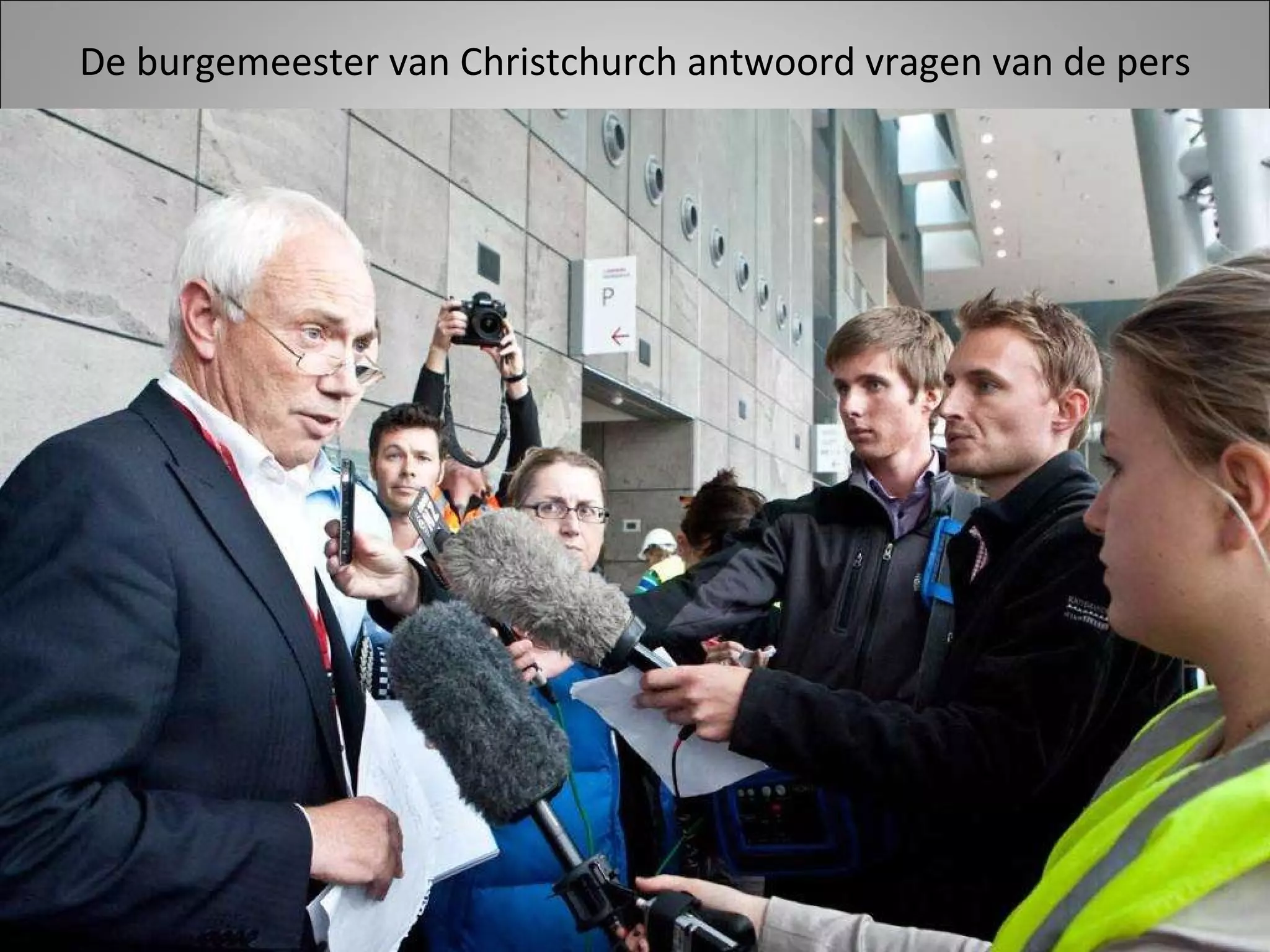 De burgemeester van Christchurch antwoord vragen van de pers 